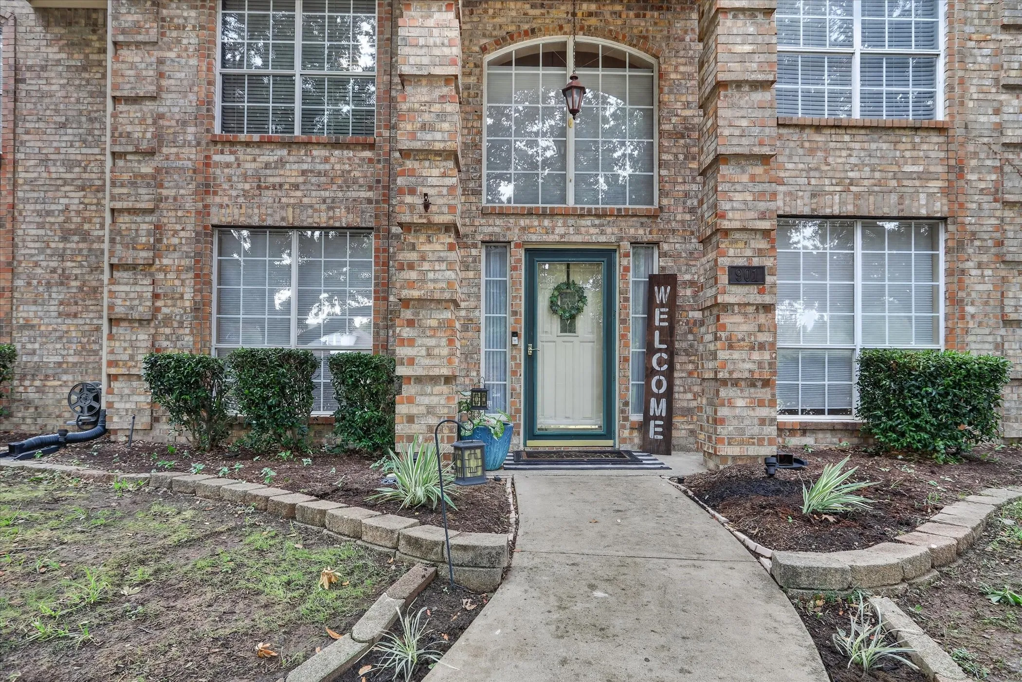 Single Family Residence For Sale in Denton County , 901 Brittany Drive, Lewisville, Texas 75067, 4 Bedroom, 3 Bathroom, 3 Garage spaces, 2,733 Sqft, built in 1997, mls#21376909, Real Estate Agent in Lewisville, Homes For Sale in Denton county, Homes For Sale in Lewisville, Realtor in Lewisville Texas, Real Estate Brokerage Independent Realty Texas, Luminita Cordes Realtor