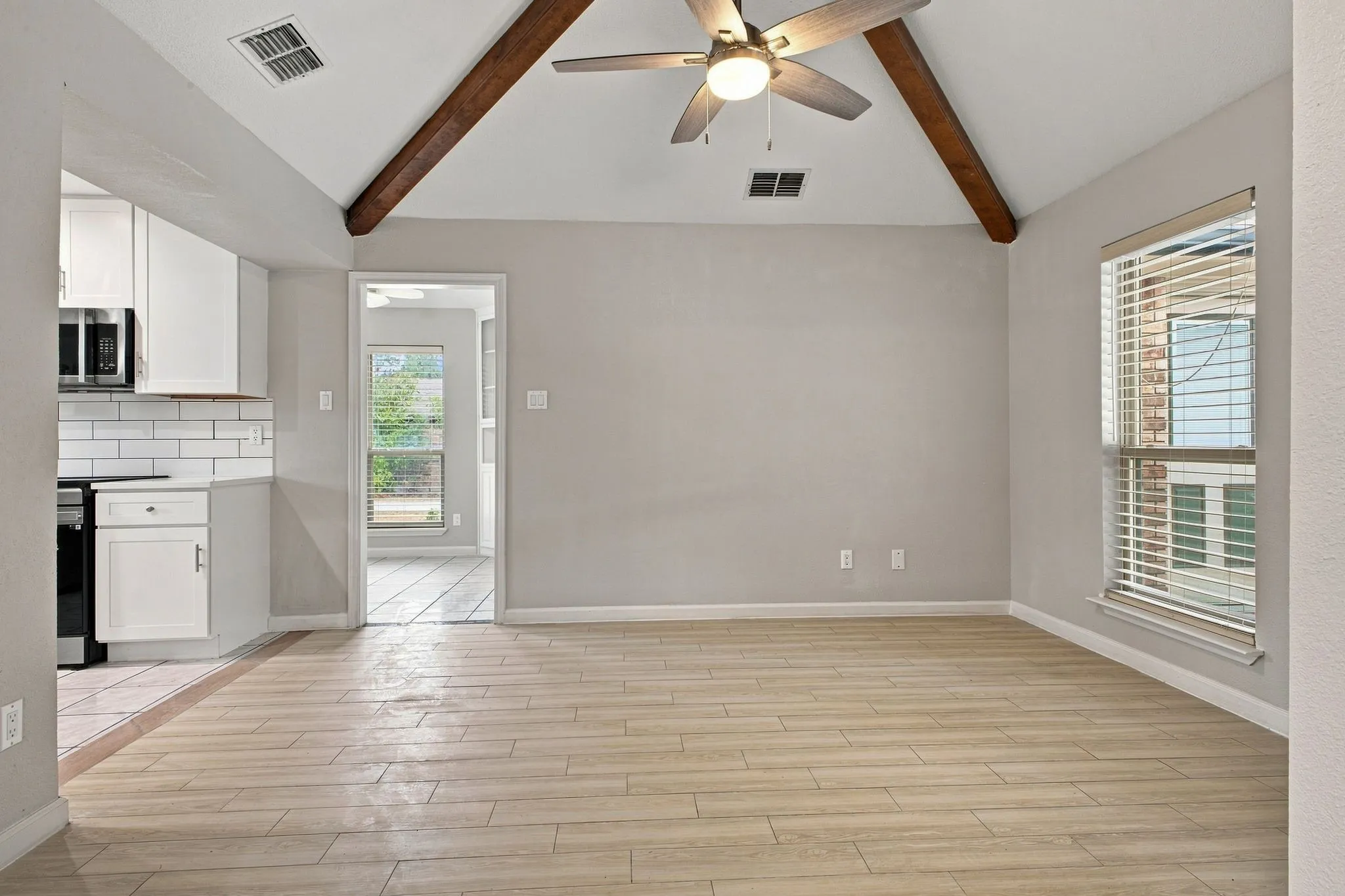 Single Family Residence For Sale in Dallas County , 6307 Parkview Drive, Sachse, Texas 75048, 3 Bedroom, 3 Bathroom, 2 Garage spaces, 1,922 Sqft, built in 1986, mls#21376916, Real Estate Agent in Sachse, Homes For Sale in Dallas county, Homes For Sale in Sachse, Realtor in Sachse Texas, Real Estate Brokerage Independent Realty Texas, Luminita Cordes Realtor