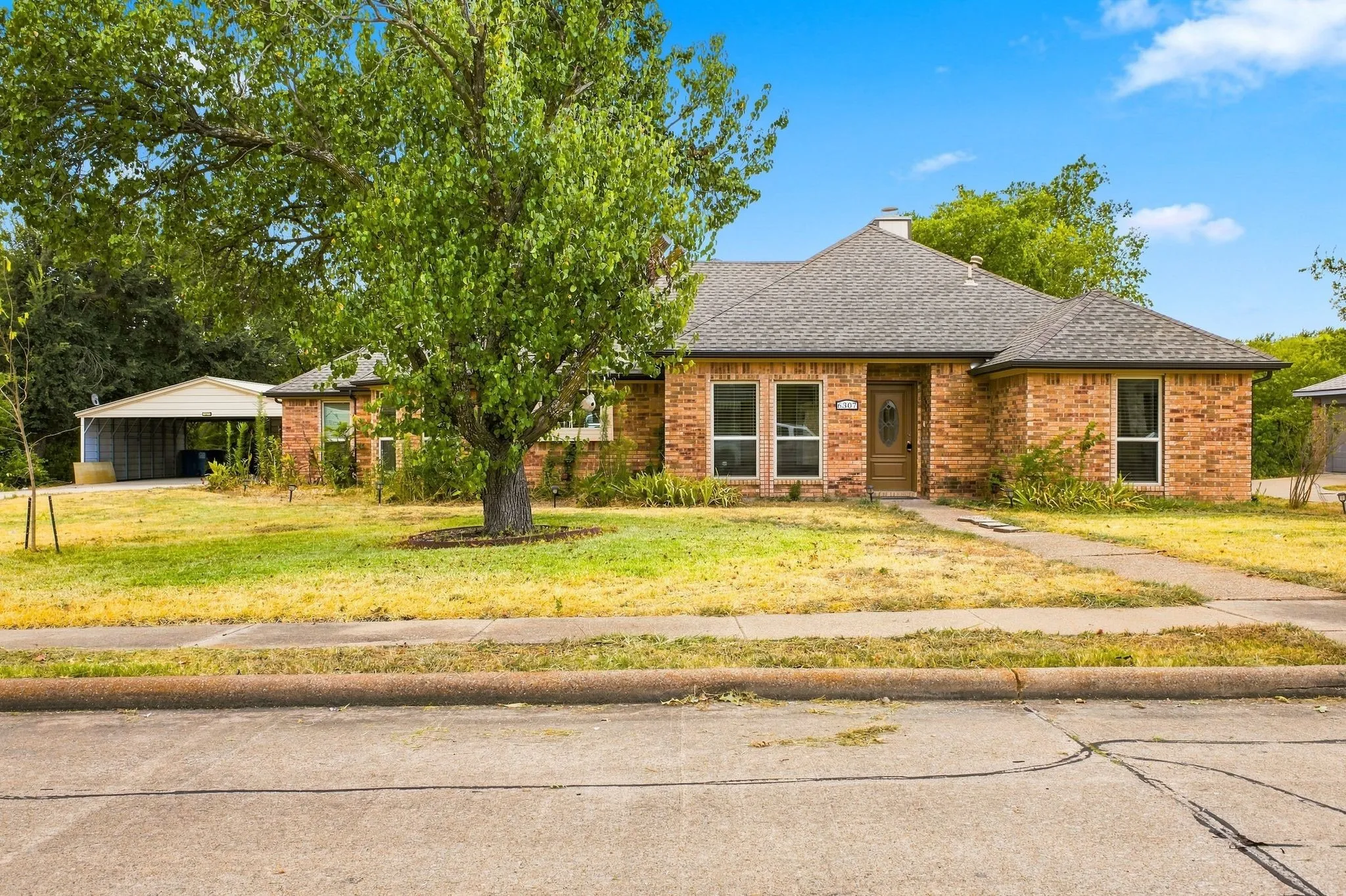Single Family Residence For Sale in Dallas County , 6307 Parkview Drive, Sachse, Texas 75048, 3 Bedroom, 3 Bathroom, 2 Garage spaces, 1,922 Sqft, built in 1986, mls#21376916, Real Estate Agent in Sachse, Homes For Sale in Dallas county, Homes For Sale in Sachse, Realtor in Sachse Texas, Real Estate Brokerage Independent Realty Texas, Luminita Cordes Realtor