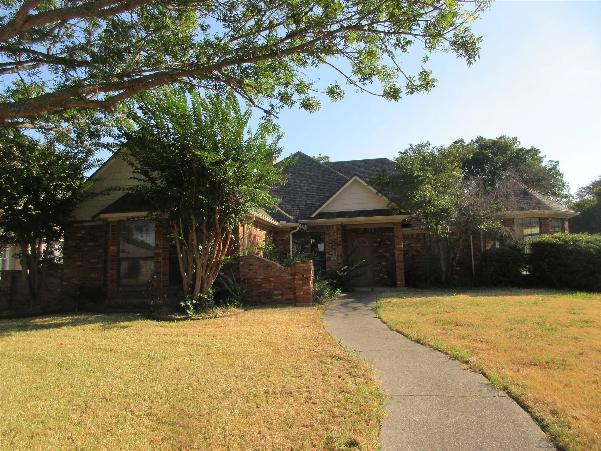 Single Family Residence For Sale in Dallas County , 1823 Green Tree Lane, Duncanville, Texas 75137, 3 Bedroom, 3 Bathroom, 2 Garage spaces, 2,506 Sqft, built in 1983, mls#21376889, Real Estate Agent in Duncanville, Homes For Sale in Dallas county, Homes For Sale in Duncanville, Realtor in Duncanville Texas, Real Estate Brokerage Independent Realty Texas, Luminita Cordes Realtor