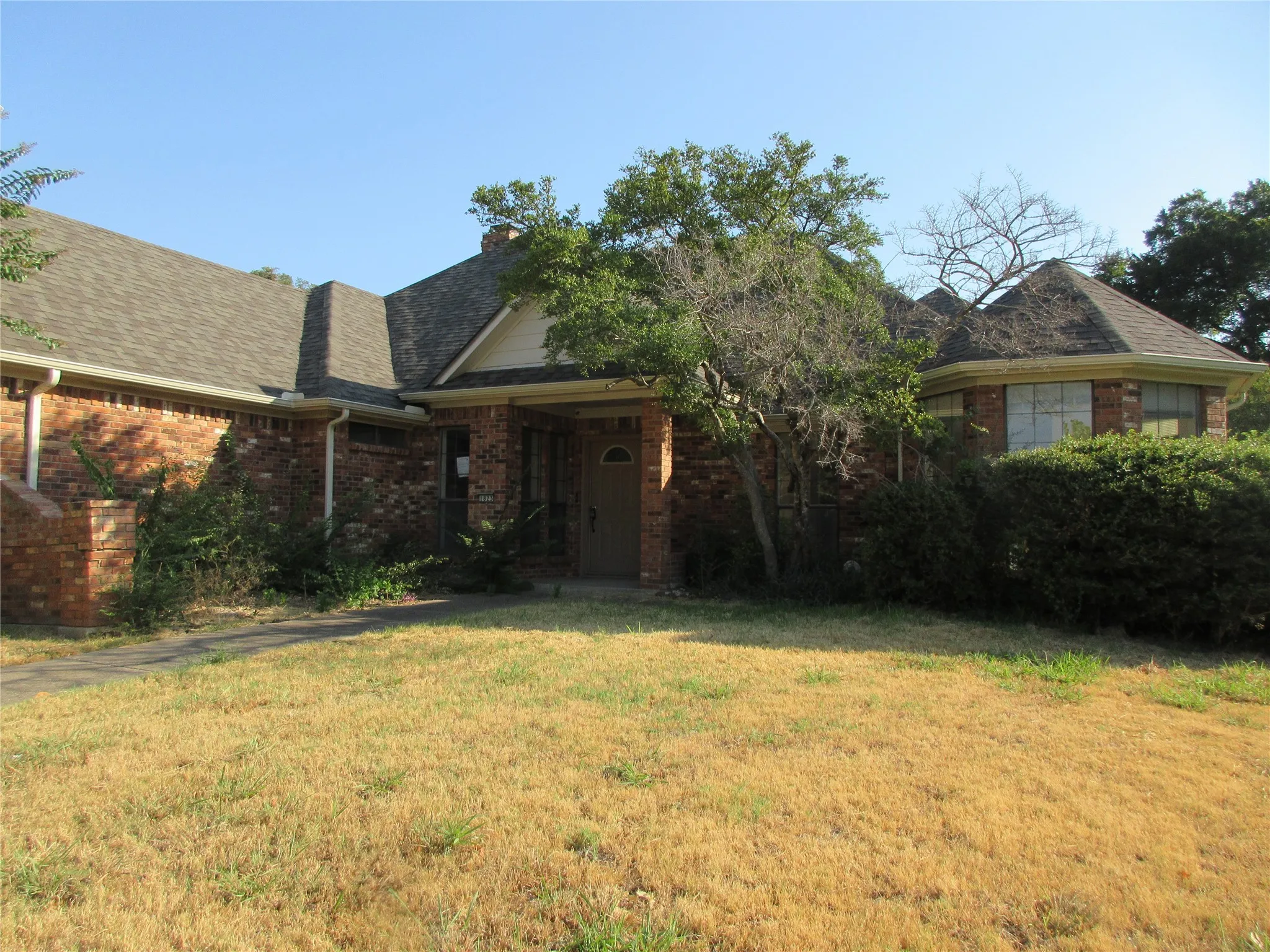 Single Family Residence For Sale in Dallas County , 1823 Green Tree Lane, Duncanville, Texas 75137, 3 Bedroom, 3 Bathroom, 2 Garage spaces, 2,506 Sqft, built in 1983, mls#21376889, Real Estate Agent in Duncanville, Homes For Sale in Dallas county, Homes For Sale in Duncanville, Realtor in Duncanville Texas, Real Estate Brokerage Independent Realty Texas, Luminita Cordes Realtor