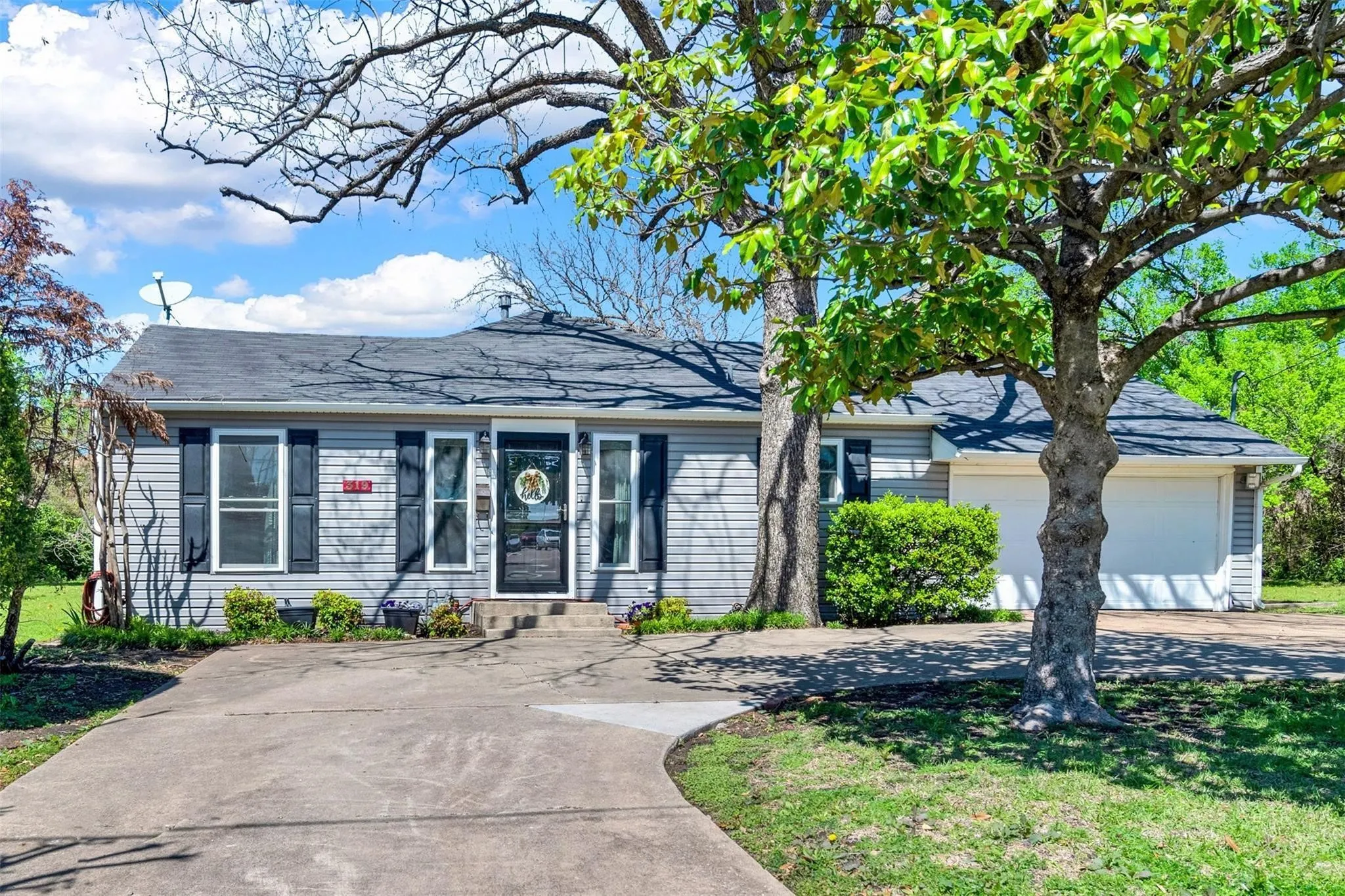 Single Family Residence For Rent in Dallas County , 319 E Spring Valley Road, Richardson, Texas 75081, 3 Bedroom, 2 Bathroom, 2 Garage spaces, 1,577 Sqft, built in 1946, mls#21376915, Real Estate Agent in Richardson, Homes For Rent in Dallas county, Homes For Rent in Richardson, Realtor in Richardson Texas, Real Estate Brokerage Independent Realty Texas, Luminita Cordes Realtor