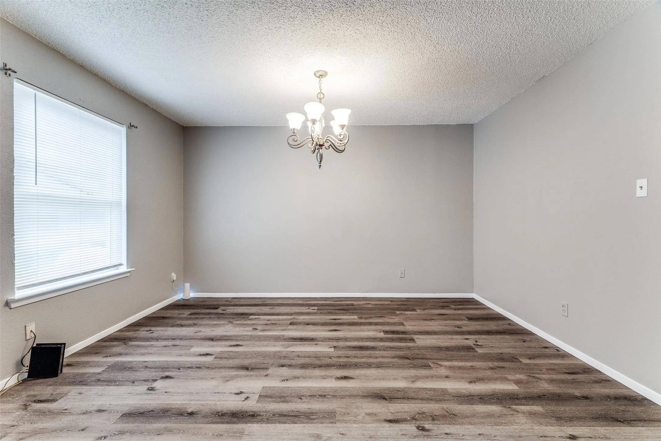 Single Family Residence For Rent in Tarrant County , 408 Windwood Court, Azle, Texas 76020, 4 Bedroom, 2 Bathroom, Garage spaces, 2,086 Sqft, built in 1983, mls#21376924, Real Estate Agent in Azle, Homes For Rent in Tarrant county, Homes For Rent in Azle, Realtor in Azle Texas, Real Estate Brokerage Independent Realty Texas, Luminita Cordes Realtor