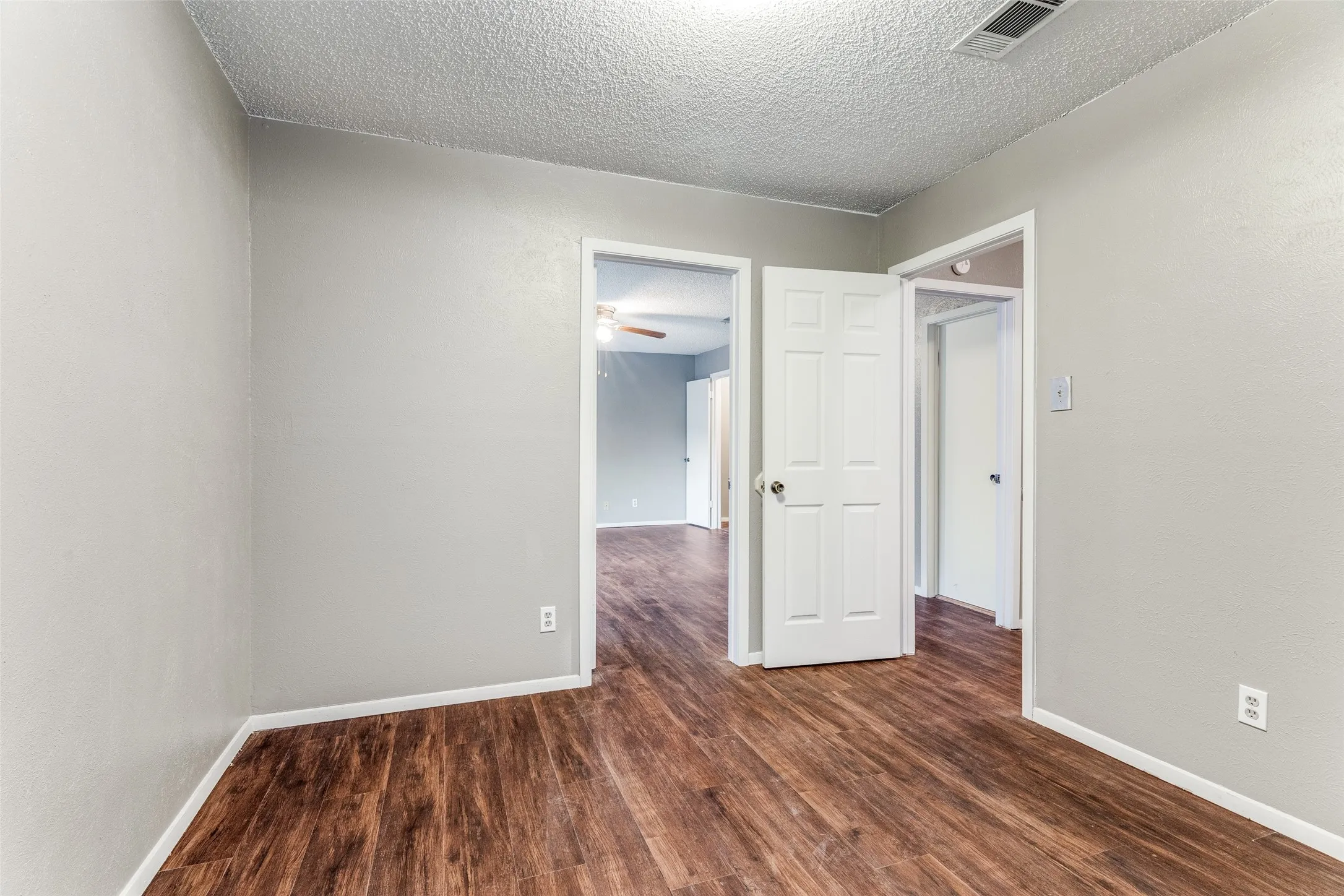 Single Family Residence For Rent in Tarrant County , 408 Windwood Court, Azle, Texas 76020, 4 Bedroom, 2 Bathroom, Garage spaces, 2,086 Sqft, built in 1983, mls#21376924, Real Estate Agent in Azle, Homes For Rent in Tarrant county, Homes For Rent in Azle, Realtor in Azle Texas, Real Estate Brokerage Independent Realty Texas, Luminita Cordes Realtor