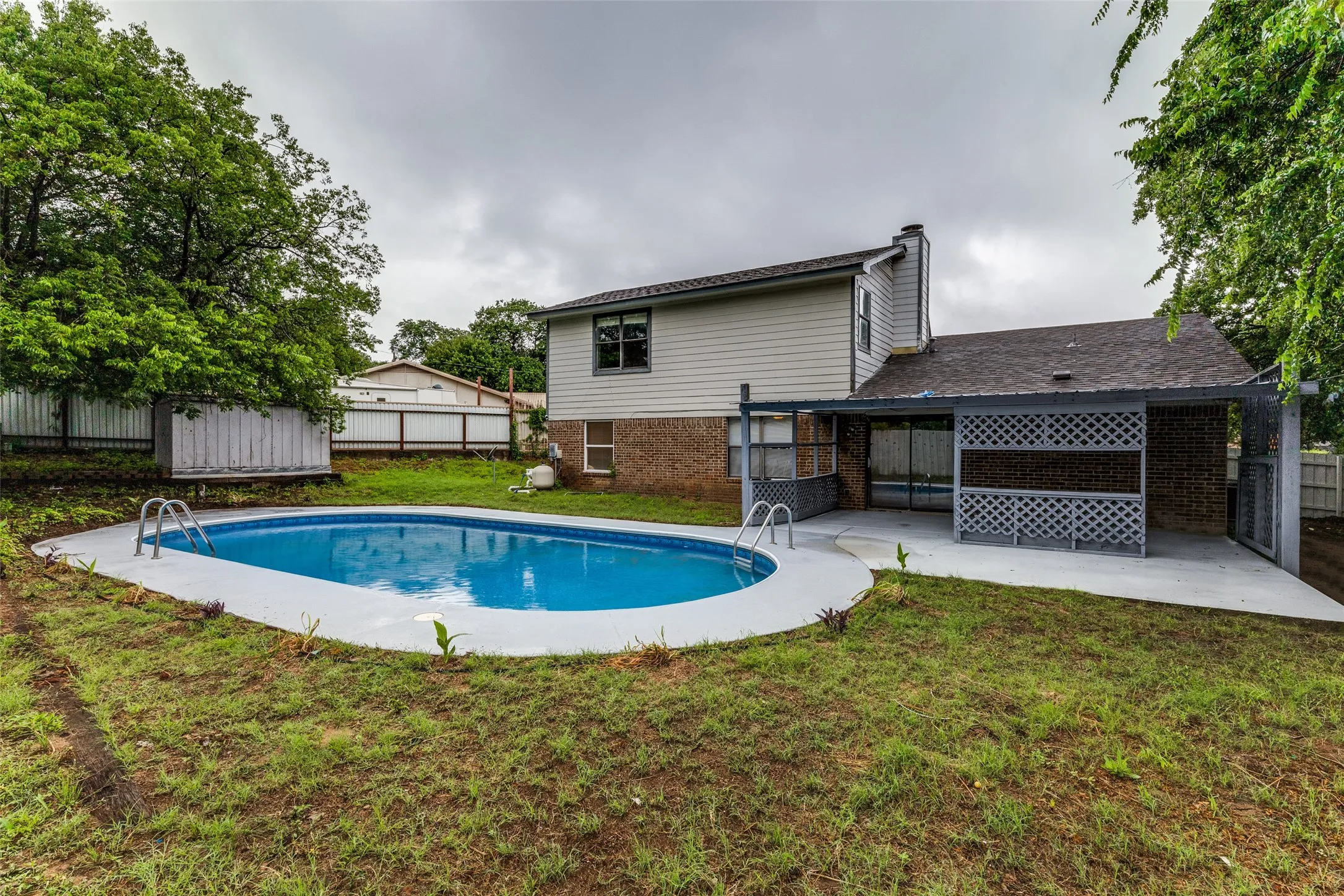 Single Family Residence For Rent in Tarrant County , 408 Windwood Court, Azle, Texas 76020, 4 Bedroom, 2 Bathroom, Garage spaces, 2,086 Sqft, built in 1983, mls#21376924, Real Estate Agent in Azle, Homes For Rent in Tarrant county, Homes For Rent in Azle, Realtor in Azle Texas, Real Estate Brokerage Independent Realty Texas, Luminita Cordes Realtor