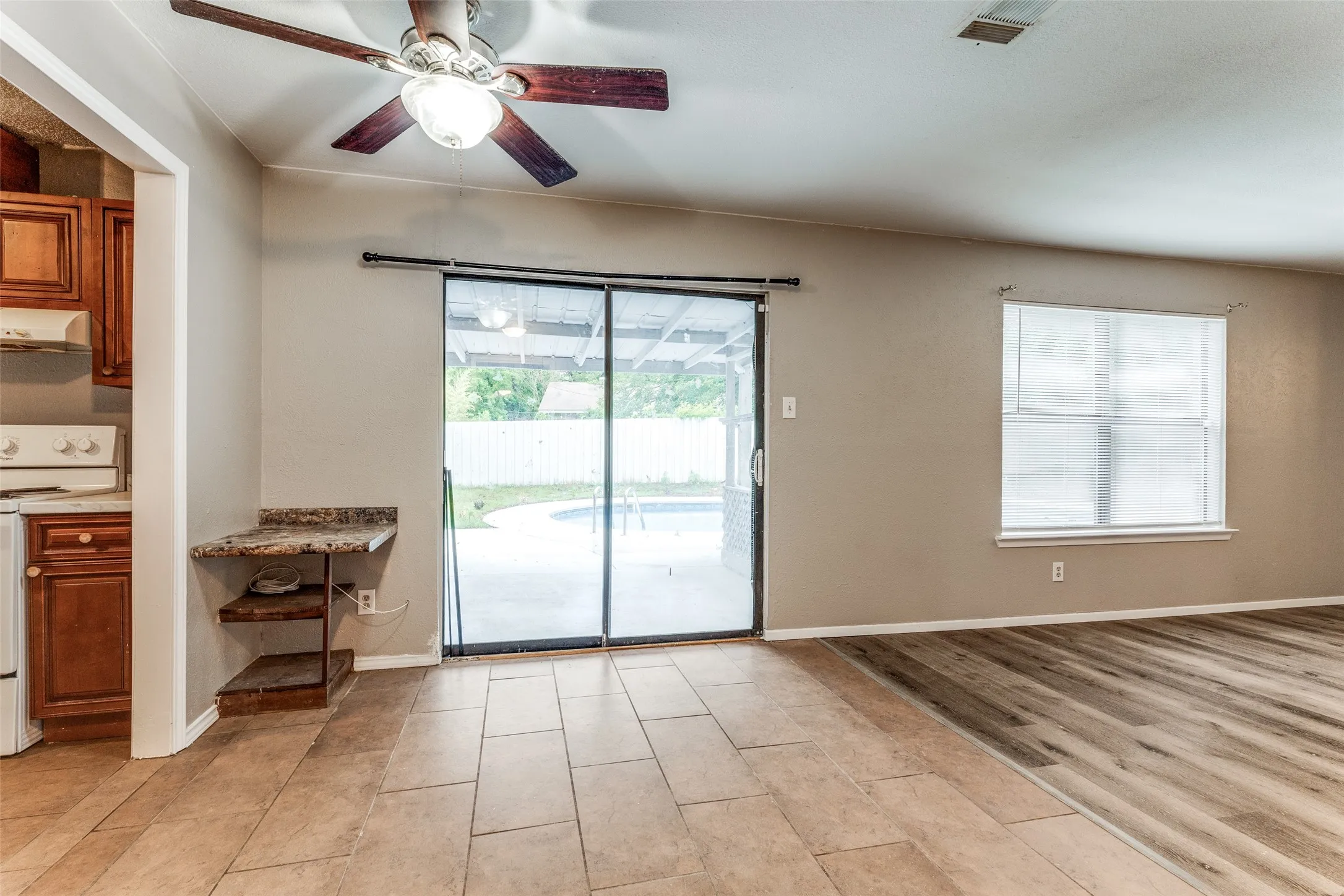 Single Family Residence For Rent in Tarrant County , 408 Windwood Court, Azle, Texas 76020, 4 Bedroom, 2 Bathroom, Garage spaces, 2,086 Sqft, built in 1983, mls#21376924, Real Estate Agent in Azle, Homes For Rent in Tarrant county, Homes For Rent in Azle, Realtor in Azle Texas, Real Estate Brokerage Independent Realty Texas, Luminita Cordes Realtor