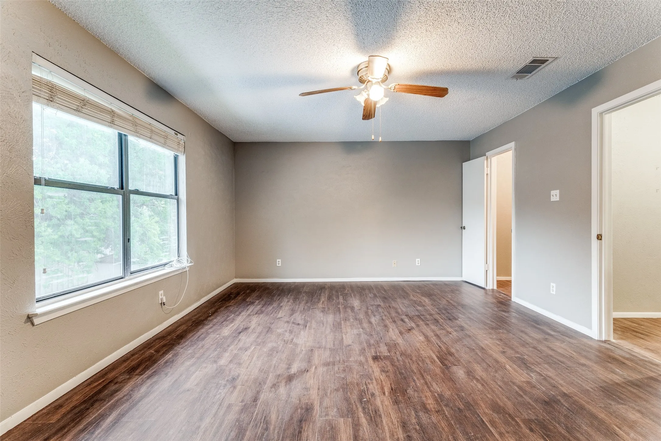 Single Family Residence For Rent in Tarrant County , 408 Windwood Court, Azle, Texas 76020, 4 Bedroom, 2 Bathroom, Garage spaces, 2,086 Sqft, built in 1983, mls#21376924, Real Estate Agent in Azle, Homes For Rent in Tarrant county, Homes For Rent in Azle, Realtor in Azle Texas, Real Estate Brokerage Independent Realty Texas, Luminita Cordes Realtor