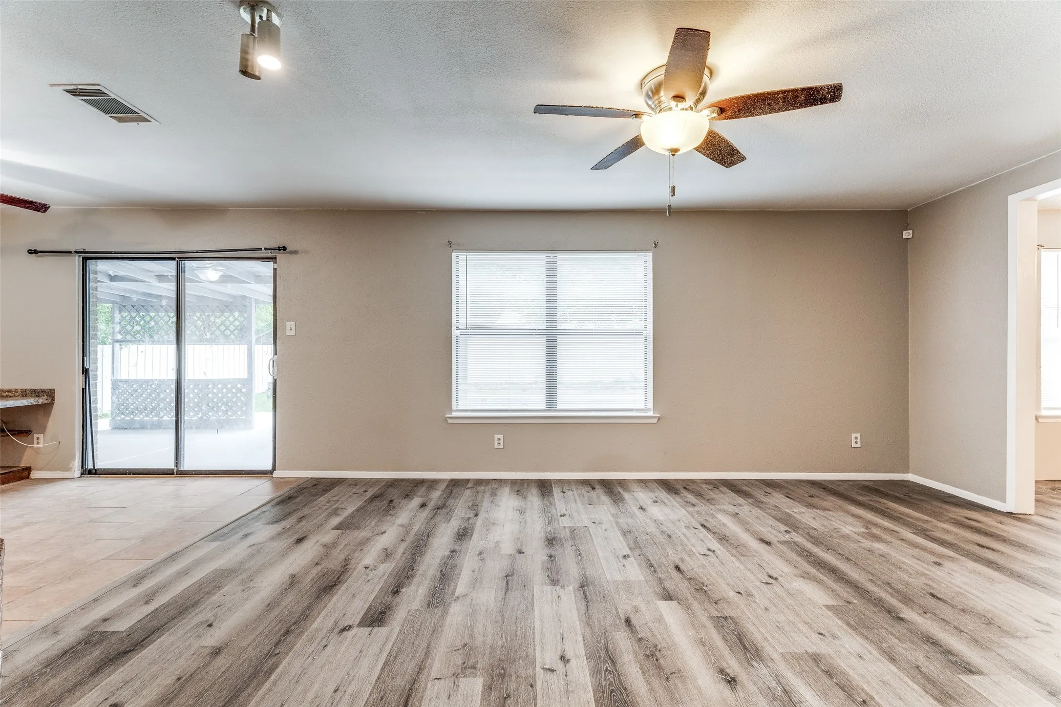 Single Family Residence For Rent in Tarrant County , 408 Windwood Court, Azle, Texas 76020, 4 Bedroom, 2 Bathroom, Garage spaces, 2,086 Sqft, built in 1983, mls#21376924, Real Estate Agent in Azle, Homes For Rent in Tarrant county, Homes For Rent in Azle, Realtor in Azle Texas, Real Estate Brokerage Independent Realty Texas, Luminita Cordes Realtor