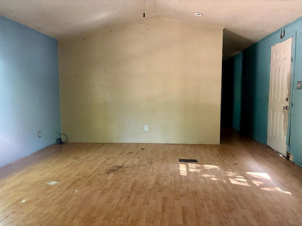 Mobile Home For Sale in Henderson County , 144 Vistaridge Drive, Gun Barrel City, Texas 75156, 3 Bedroom, 2 Bathroom, Garage spaces, 1,216 Sqft, built in 2004, mls#21376919, Real Estate Agent in Gun Barrel City, Homes For Sale in Henderson county, Homes For Sale in Gun Barrel City, Realtor in Gun Barrel City Texas, Real Estate Brokerage Independent Realty Texas, Luminita Cordes Realtor