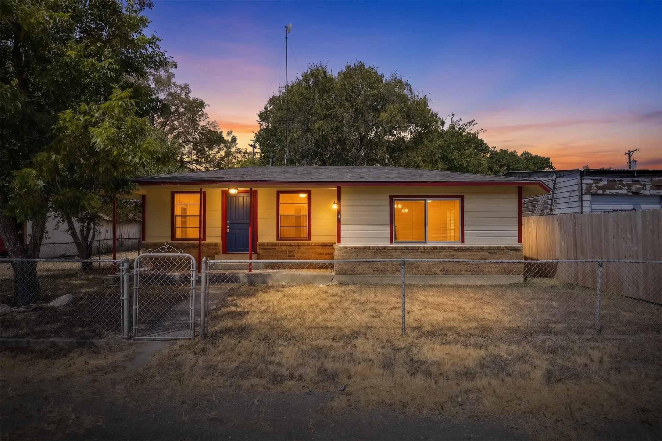 Single Family Residence For Sale in Ellis County , 8170 S Highway 77, Forreston, Texas 76041, 3 Bedroom, 2 Bathroom, Garage spaces, 1,320 Sqft, built in 1950, mls#21376384, Real Estate Agent in Forreston, Homes For Sale in Ellis county, Homes For Sale in Forreston, Realtor in Forreston Texas, Real Estate Brokerage Independent Realty Texas, Luminita Cordes Realtor
