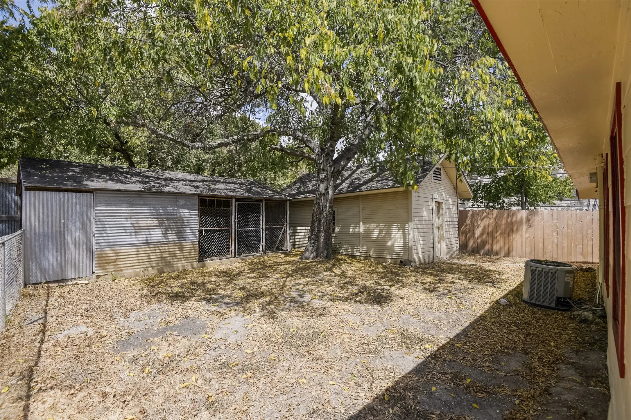 Single Family Residence For Sale in Ellis County , 8170 S Highway 77, Forreston, Texas 76041, 3 Bedroom, 2 Bathroom, Garage spaces, 1,320 Sqft, built in 1950, mls#21376384, Real Estate Agent in Forreston, Homes For Sale in Ellis county, Homes For Sale in Forreston, Realtor in Forreston Texas, Real Estate Brokerage Independent Realty Texas, Luminita Cordes Realtor