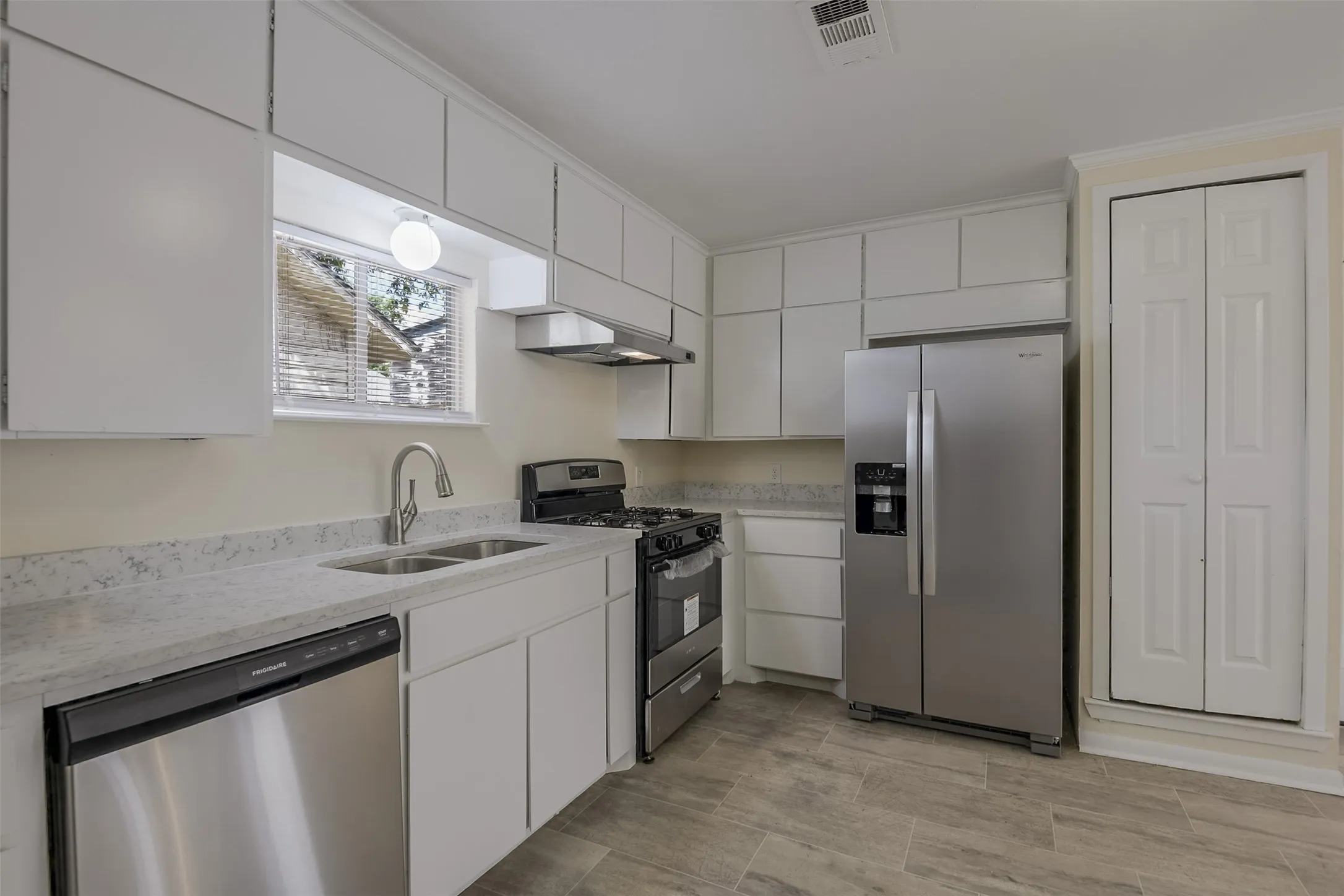 Single Family Residence For Sale in Ellis County , 8170 S Highway 77, Forreston, Texas 76041, 3 Bedroom, 2 Bathroom, Garage spaces, 1,320 Sqft, built in 1950, mls#21376384, Real Estate Agent in Forreston, Homes For Sale in Ellis county, Homes For Sale in Forreston, Realtor in Forreston Texas, Real Estate Brokerage Independent Realty Texas, Luminita Cordes Realtor