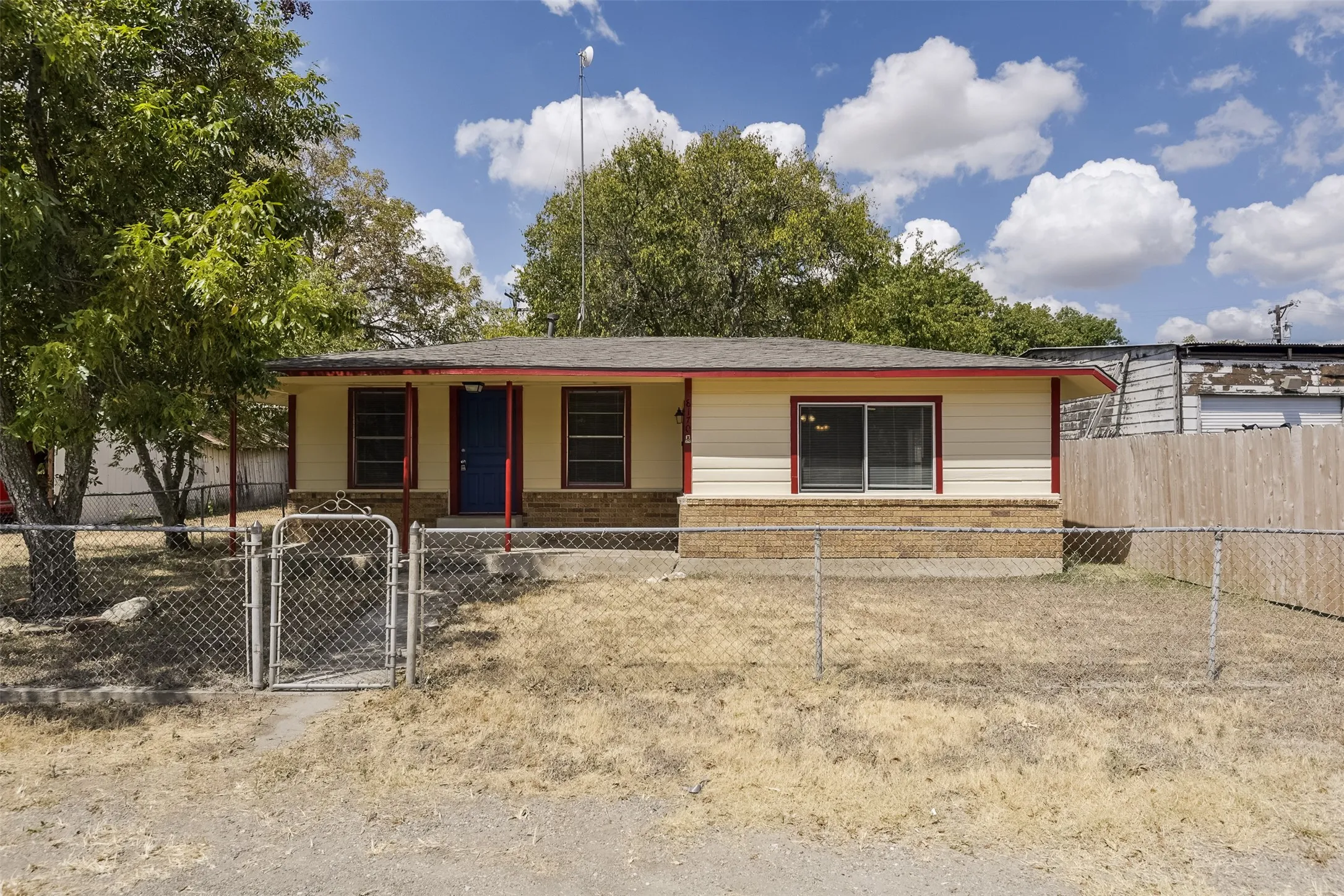 Single Family Residence For Sale in Ellis County , 8170 S Highway 77, Forreston, Texas 76041, 3 Bedroom, 2 Bathroom, Garage spaces, 1,320 Sqft, built in 1950, mls#21376384, Real Estate Agent in Forreston, Homes For Sale in Ellis county, Homes For Sale in Forreston, Realtor in Forreston Texas, Real Estate Brokerage Independent Realty Texas, Luminita Cordes Realtor