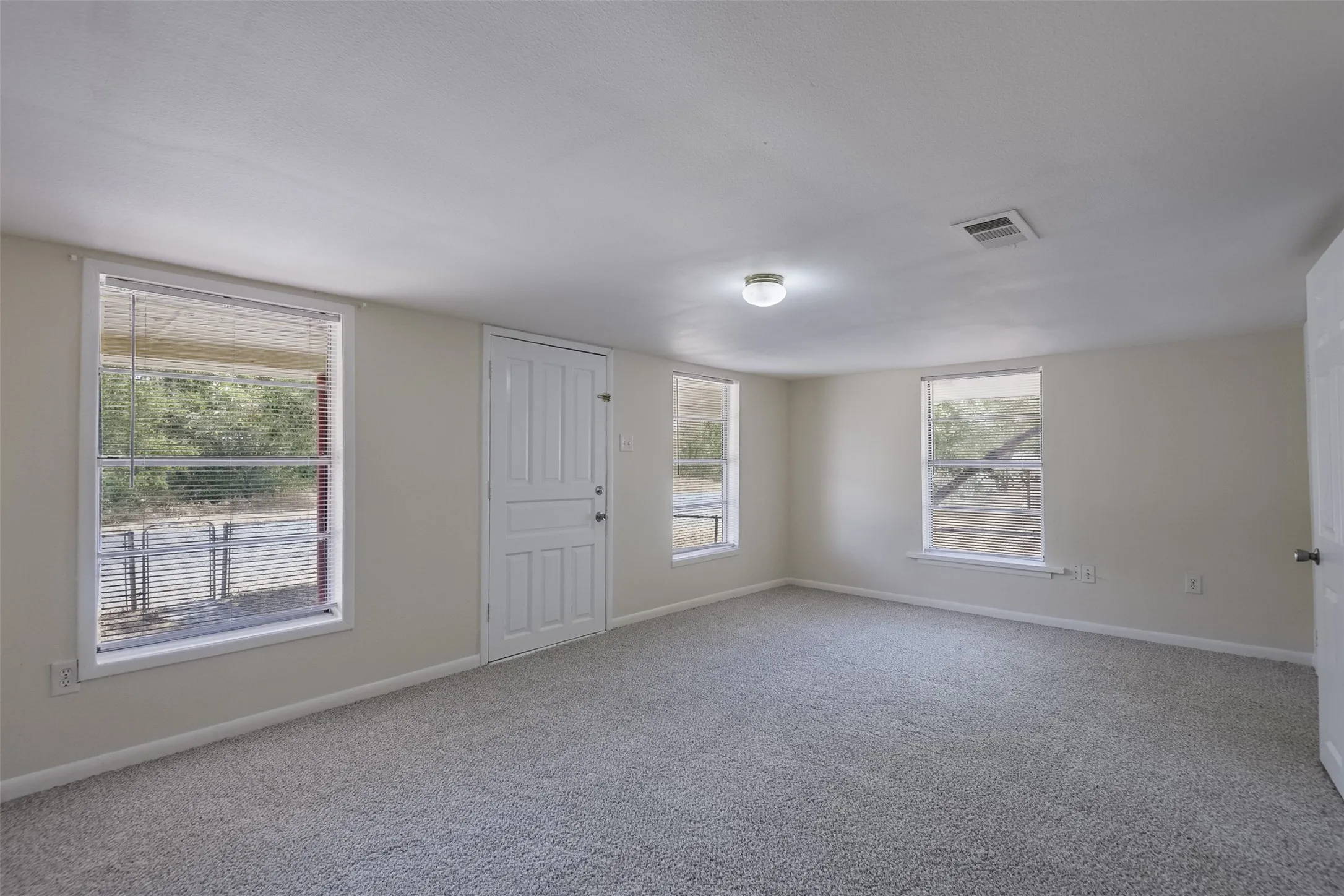 Single Family Residence For Sale in Ellis County , 8170 S Highway 77, Forreston, Texas 76041, 3 Bedroom, 2 Bathroom, Garage spaces, 1,320 Sqft, built in 1950, mls#21376384, Real Estate Agent in Forreston, Homes For Sale in Ellis county, Homes For Sale in Forreston, Realtor in Forreston Texas, Real Estate Brokerage Independent Realty Texas, Luminita Cordes Realtor