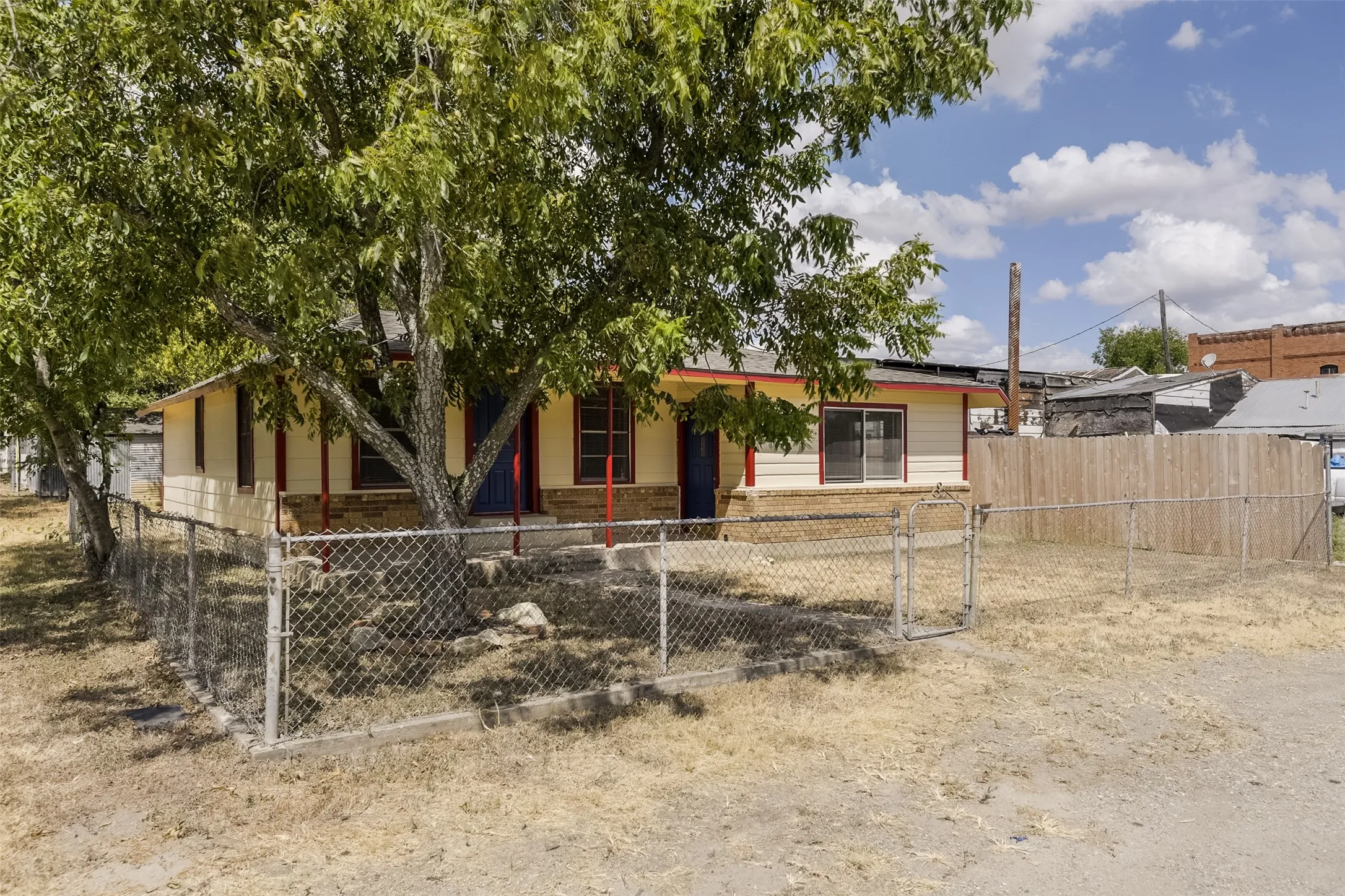 Single Family Residence For Sale in Ellis County , 8170 S Highway 77, Forreston, Texas 76041, 3 Bedroom, 2 Bathroom, Garage spaces, 1,320 Sqft, built in 1950, mls#21376384, Real Estate Agent in Forreston, Homes For Sale in Ellis county, Homes For Sale in Forreston, Realtor in Forreston Texas, Real Estate Brokerage Independent Realty Texas, Luminita Cordes Realtor