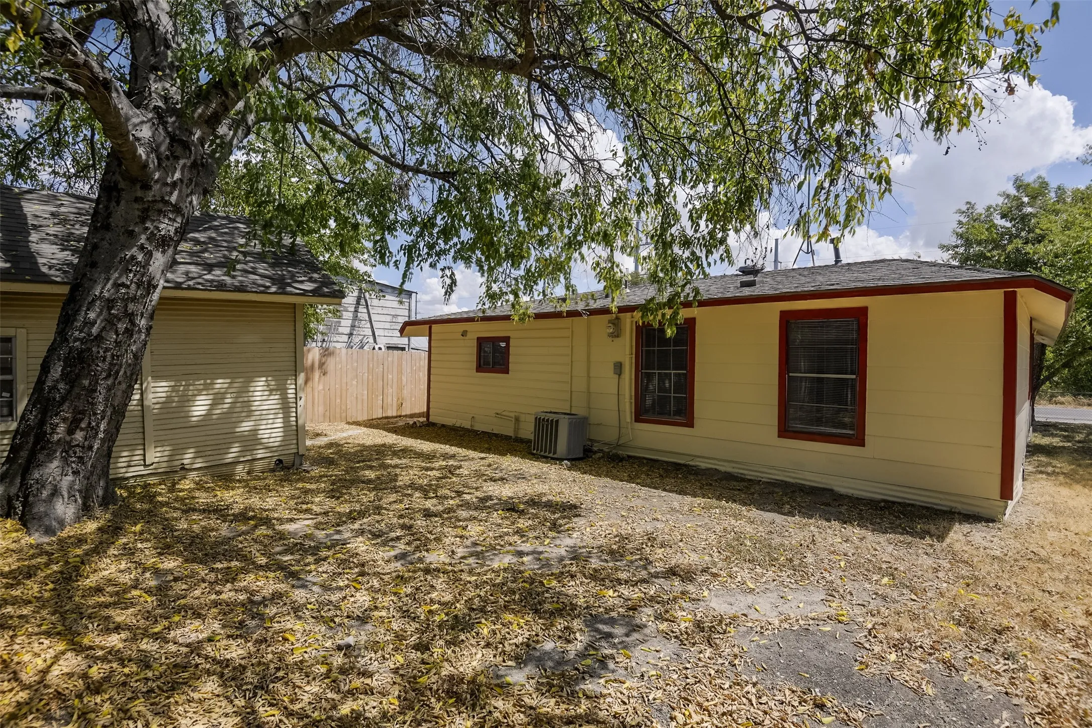 Single Family Residence For Sale in Ellis County , 8170 S Highway 77, Forreston, Texas 76041, 3 Bedroom, 2 Bathroom, Garage spaces, 1,320 Sqft, built in 1950, mls#21376384, Real Estate Agent in Forreston, Homes For Sale in Ellis county, Homes For Sale in Forreston, Realtor in Forreston Texas, Real Estate Brokerage Independent Realty Texas, Luminita Cordes Realtor