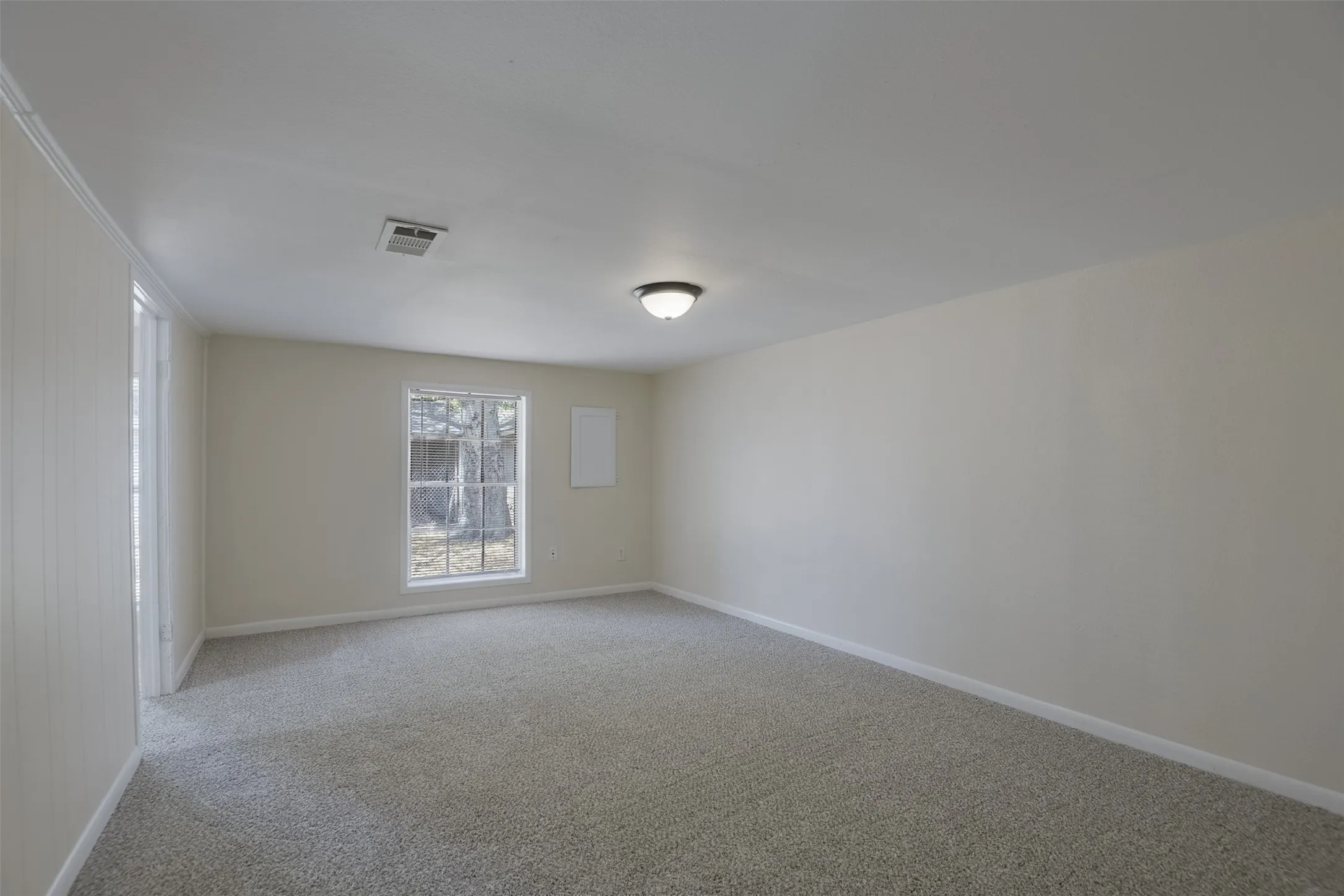 Single Family Residence For Sale in Ellis County , 8170 S Highway 77, Forreston, Texas 76041, 3 Bedroom, 2 Bathroom, Garage spaces, 1,320 Sqft, built in 1950, mls#21376384, Real Estate Agent in Forreston, Homes For Sale in Ellis county, Homes For Sale in Forreston, Realtor in Forreston Texas, Real Estate Brokerage Independent Realty Texas, Luminita Cordes Realtor