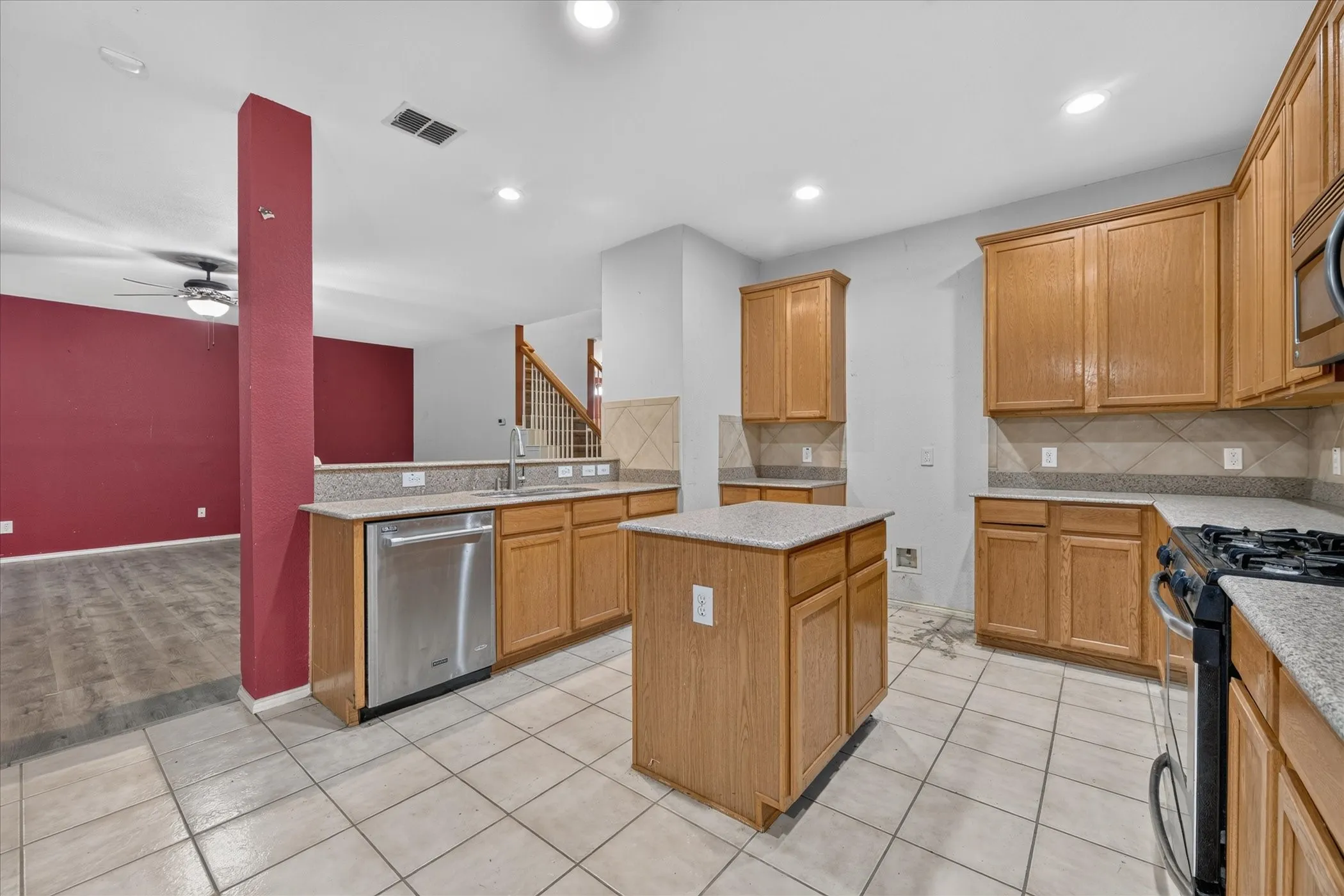 Single Family Residence For Sale in Tarrant County , 10369 Bradshaw Drive, Fort Worth, Texas 76108, 4 Bedroom, 3 Bathroom, 2 Garage spaces, 2,980 Sqft, built in 2007, mls#21374113, Real Estate Agent in Fort Worth, Homes For Sale in Tarrant county, Homes For Sale in Fort Worth, Realtor in Fort Worth Texas, Real Estate Brokerage Independent Realty Texas, Luminita Cordes Realtor