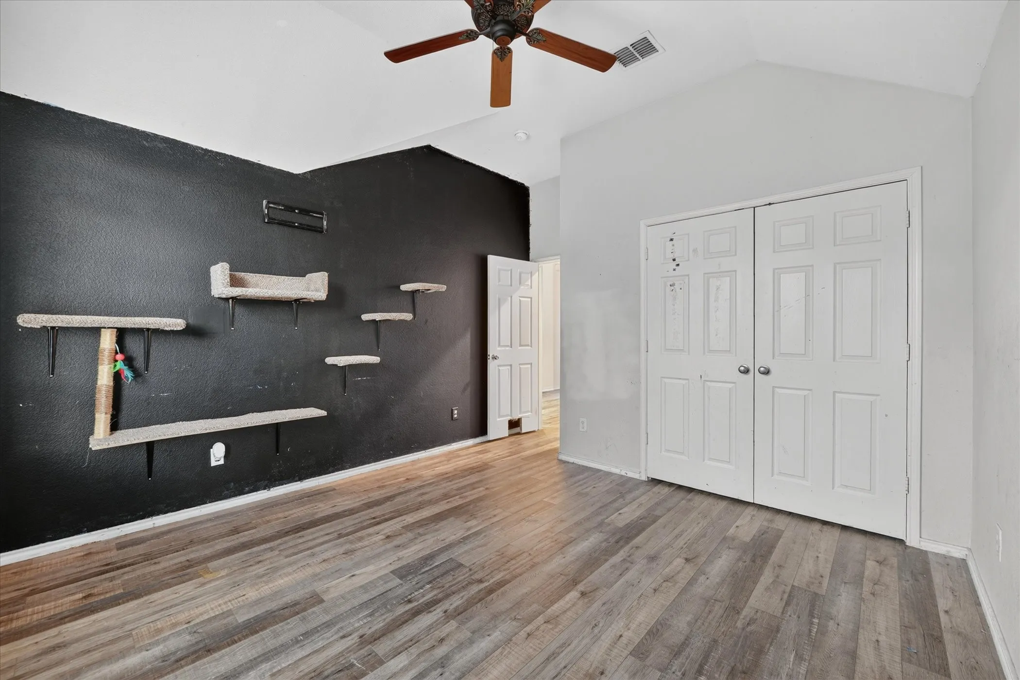 Single Family Residence For Sale in Tarrant County , 10369 Bradshaw Drive, Fort Worth, Texas 76108, 4 Bedroom, 3 Bathroom, 2 Garage spaces, 2,980 Sqft, built in 2007, mls#21374113, Real Estate Agent in Fort Worth, Homes For Sale in Tarrant county, Homes For Sale in Fort Worth, Realtor in Fort Worth Texas, Real Estate Brokerage Independent Realty Texas, Luminita Cordes Realtor