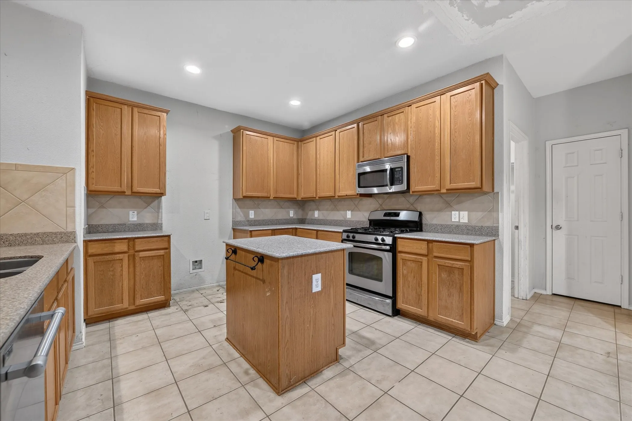 Single Family Residence For Sale in Tarrant County , 10369 Bradshaw Drive, Fort Worth, Texas 76108, 4 Bedroom, 3 Bathroom, 2 Garage spaces, 2,980 Sqft, built in 2007, mls#21374113, Real Estate Agent in Fort Worth, Homes For Sale in Tarrant county, Homes For Sale in Fort Worth, Realtor in Fort Worth Texas, Real Estate Brokerage Independent Realty Texas, Luminita Cordes Realtor