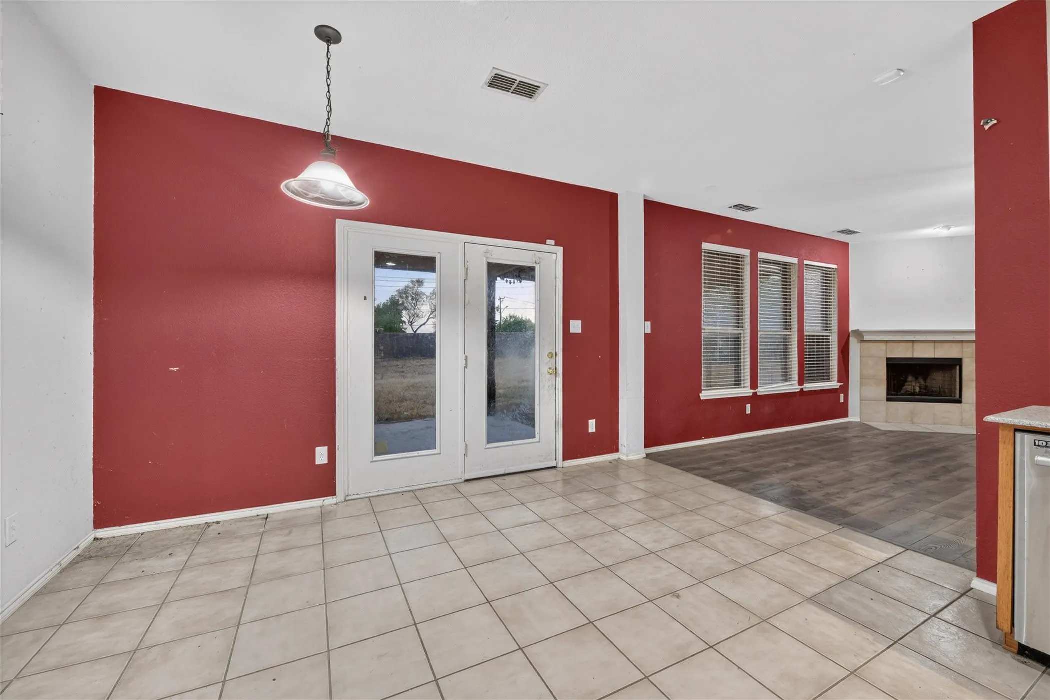 Single Family Residence For Sale in Tarrant County , 10369 Bradshaw Drive, Fort Worth, Texas 76108, 4 Bedroom, 3 Bathroom, 2 Garage spaces, 2,980 Sqft, built in 2007, mls#21374113, Real Estate Agent in Fort Worth, Homes For Sale in Tarrant county, Homes For Sale in Fort Worth, Realtor in Fort Worth Texas, Real Estate Brokerage Independent Realty Texas, Luminita Cordes Realtor