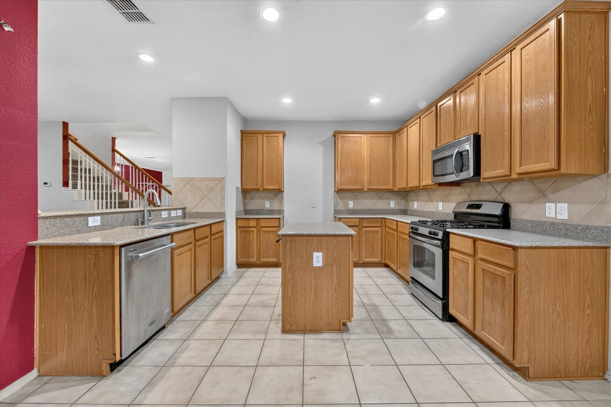 Single Family Residence For Sale in Tarrant County , 10369 Bradshaw Drive, Fort Worth, Texas 76108, 4 Bedroom, 3 Bathroom, 2 Garage spaces, 2,980 Sqft, built in 2007, mls#21374113, Real Estate Agent in Fort Worth, Homes For Sale in Tarrant county, Homes For Sale in Fort Worth, Realtor in Fort Worth Texas, Real Estate Brokerage Independent Realty Texas, Luminita Cordes Realtor