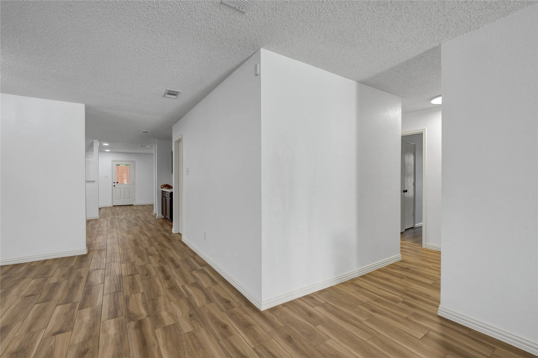 Single Family Residence For Sale in Tarrant County , 5132 Bedfordshire Drive, Fort Worth, Texas 76135, 4 Bedroom, 2 Bathroom, 2 Garage spaces, 2,105 Sqft, built in 2001, mls#21376935, Real Estate Agent in Fort Worth, Homes For Sale in Tarrant county, Homes For Sale in Fort Worth, Realtor in Fort Worth Texas, Real Estate Brokerage Independent Realty Texas, Luminita Cordes Realtor