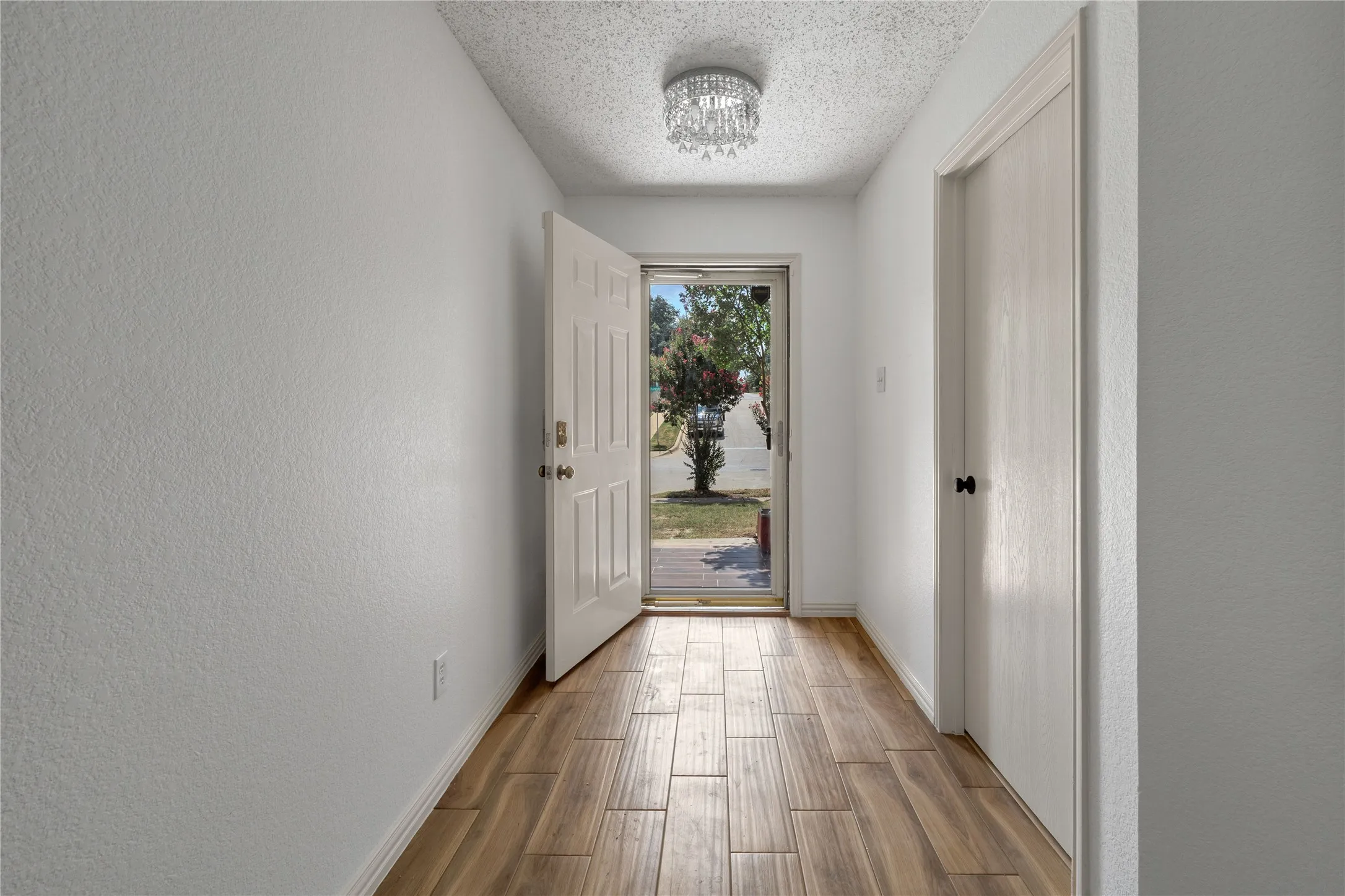 Single Family Residence For Sale in Tarrant County , 5132 Bedfordshire Drive, Fort Worth, Texas 76135, 4 Bedroom, 2 Bathroom, 2 Garage spaces, 2,105 Sqft, built in 2001, mls#21376935, Real Estate Agent in Fort Worth, Homes For Sale in Tarrant county, Homes For Sale in Fort Worth, Realtor in Fort Worth Texas, Real Estate Brokerage Independent Realty Texas, Luminita Cordes Realtor