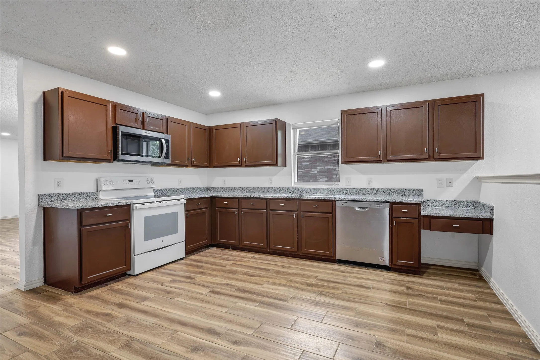 Single Family Residence For Sale in Tarrant County , 5132 Bedfordshire Drive, Fort Worth, Texas 76135, 4 Bedroom, 2 Bathroom, 2 Garage spaces, 2,105 Sqft, built in 2001, mls#21376935, Real Estate Agent in Fort Worth, Homes For Sale in Tarrant county, Homes For Sale in Fort Worth, Realtor in Fort Worth Texas, Real Estate Brokerage Independent Realty Texas, Luminita Cordes Realtor
