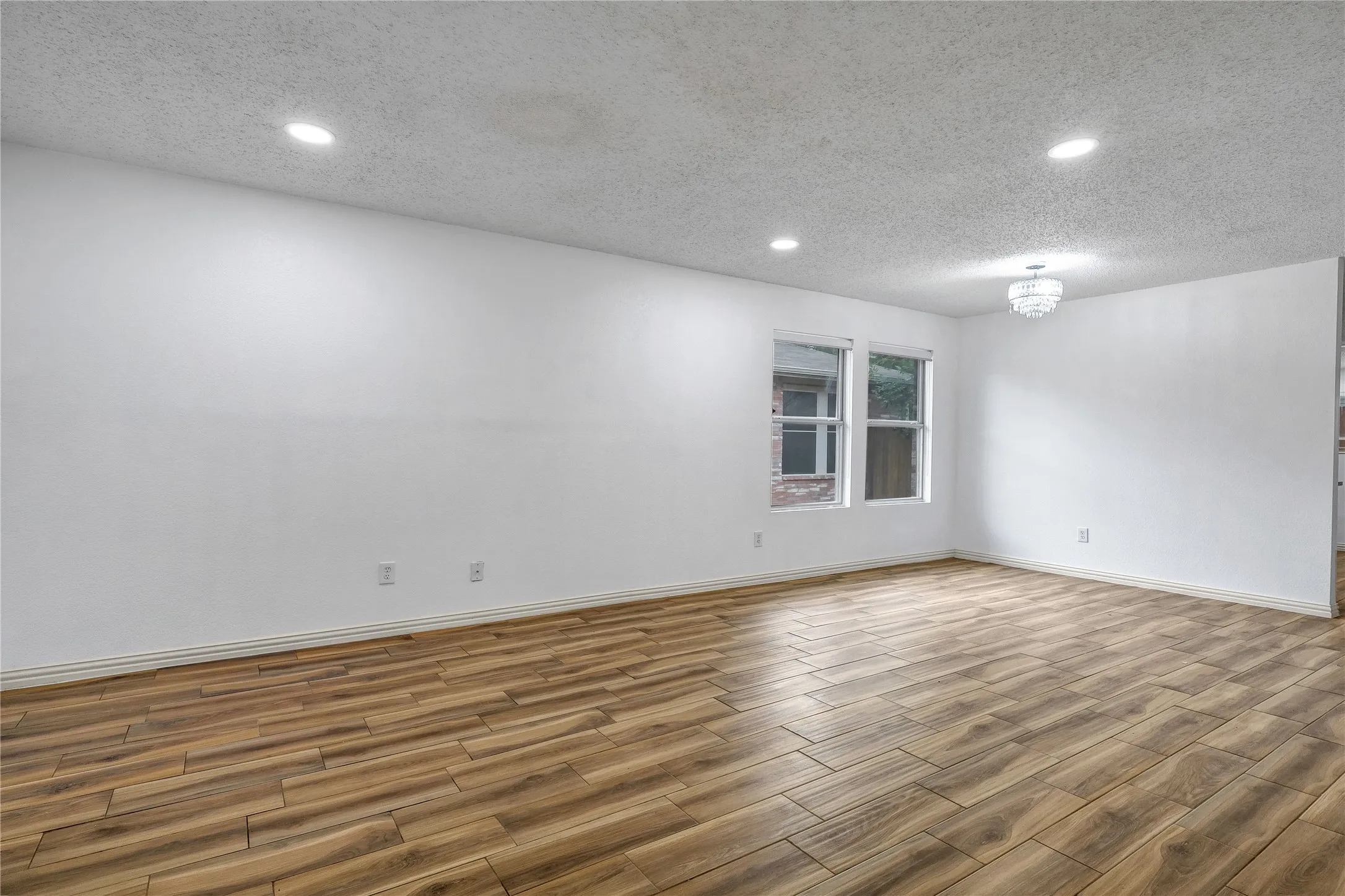 Single Family Residence For Sale in Tarrant County , 5132 Bedfordshire Drive, Fort Worth, Texas 76135, 4 Bedroom, 2 Bathroom, 2 Garage spaces, 2,105 Sqft, built in 2001, mls#21376935, Real Estate Agent in Fort Worth, Homes For Sale in Tarrant county, Homes For Sale in Fort Worth, Realtor in Fort Worth Texas, Real Estate Brokerage Independent Realty Texas, Luminita Cordes Realtor