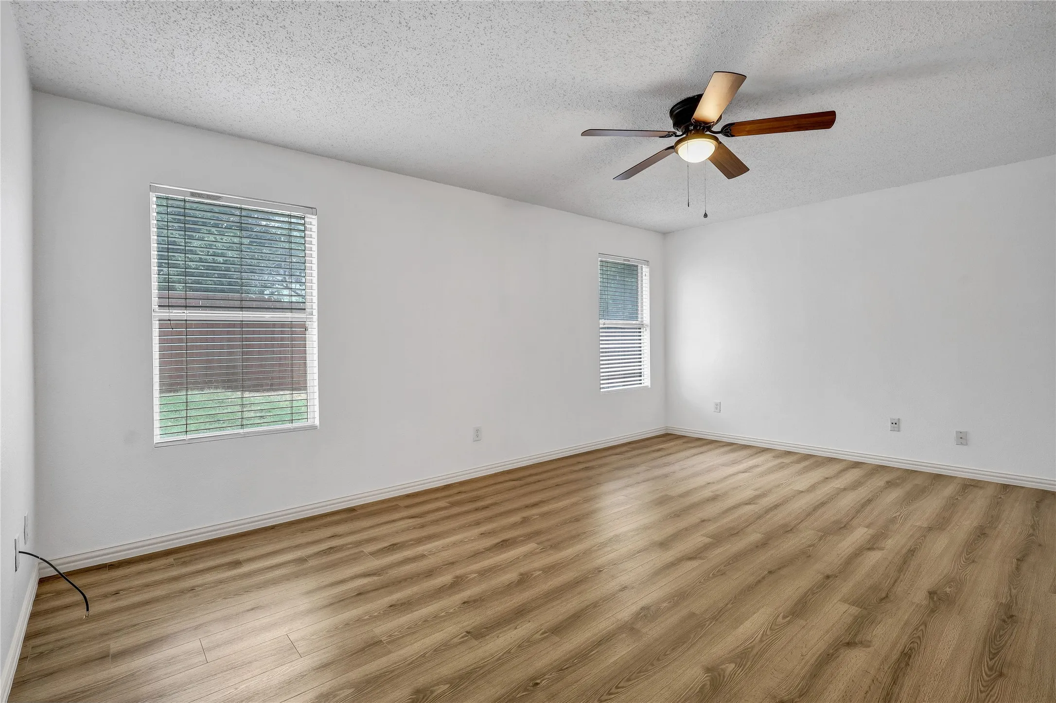 Single Family Residence For Sale in Tarrant County , 5132 Bedfordshire Drive, Fort Worth, Texas 76135, 4 Bedroom, 2 Bathroom, 2 Garage spaces, 2,105 Sqft, built in 2001, mls#21376935, Real Estate Agent in Fort Worth, Homes For Sale in Tarrant county, Homes For Sale in Fort Worth, Realtor in Fort Worth Texas, Real Estate Brokerage Independent Realty Texas, Luminita Cordes Realtor