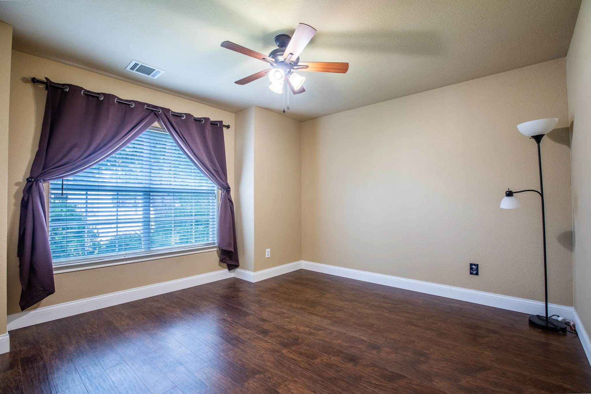 Single Family Residence For Sale in Kaufman County , 226 Starlight Drive, Forney, Texas 75126, 3 Bedroom, 2 Bathroom, 2 Garage spaces, 1,598 Sqft, built in 2004, mls#21371614, Real Estate Agent in Forney, Homes For Sale in Kaufman county, Homes For Sale in Forney, Realtor in Forney Texas, Real Estate Brokerage Independent Realty Texas, Luminita Cordes Realtor