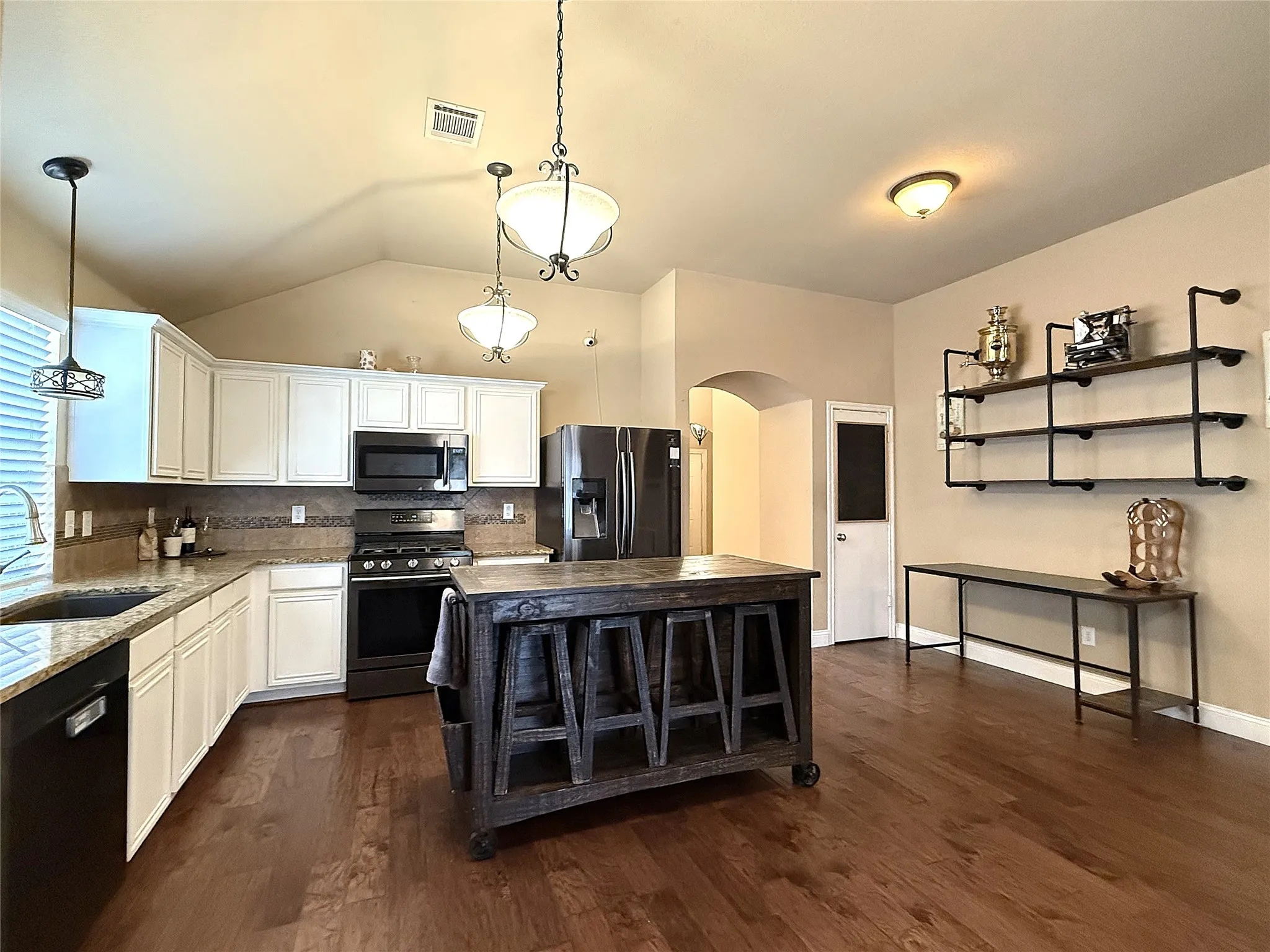 Single Family Residence For Sale in Kaufman County , 226 Starlight Drive, Forney, Texas 75126, 3 Bedroom, 2 Bathroom, 2 Garage spaces, 1,598 Sqft, built in 2004, mls#21371614, Real Estate Agent in Forney, Homes For Sale in Kaufman county, Homes For Sale in Forney, Realtor in Forney Texas, Real Estate Brokerage Independent Realty Texas, Luminita Cordes Realtor