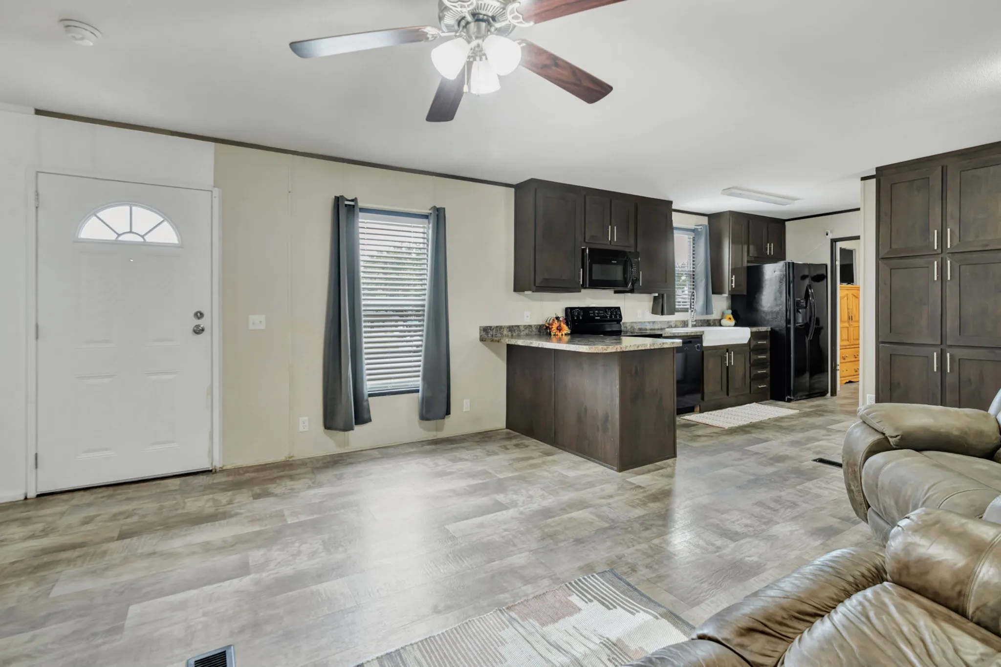 Manufactured Home For Sale in Hood County , 8108 Scenic Ridge Court, Cresson, Texas 76035, 3 Bedroom, 2 Bathroom, Garage spaces, 1,056 Sqft, built in 2018, mls#21373302, Real Estate Agent in Cresson, Homes For Sale in Hood county, Homes For Sale in Cresson, Realtor in Cresson Texas, Real Estate Brokerage Independent Realty Texas, Luminita Cordes Realtor