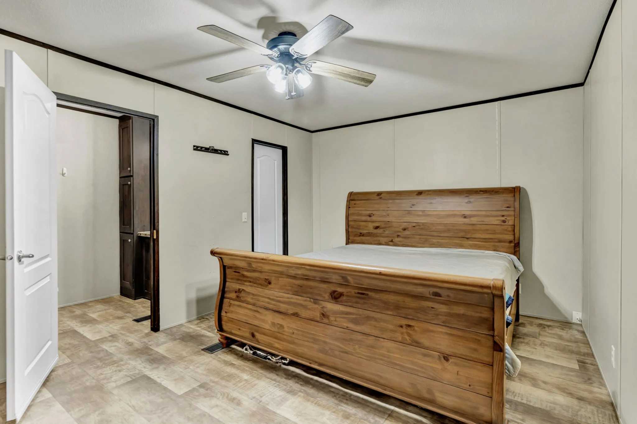 Manufactured Home For Sale in Hood County , 8108 Scenic Ridge Court, Cresson, Texas 76035, 3 Bedroom, 2 Bathroom, Garage spaces, 1,056 Sqft, built in 2018, mls#21373302, Real Estate Agent in Cresson, Homes For Sale in Hood county, Homes For Sale in Cresson, Realtor in Cresson Texas, Real Estate Brokerage Independent Realty Texas, Luminita Cordes Realtor