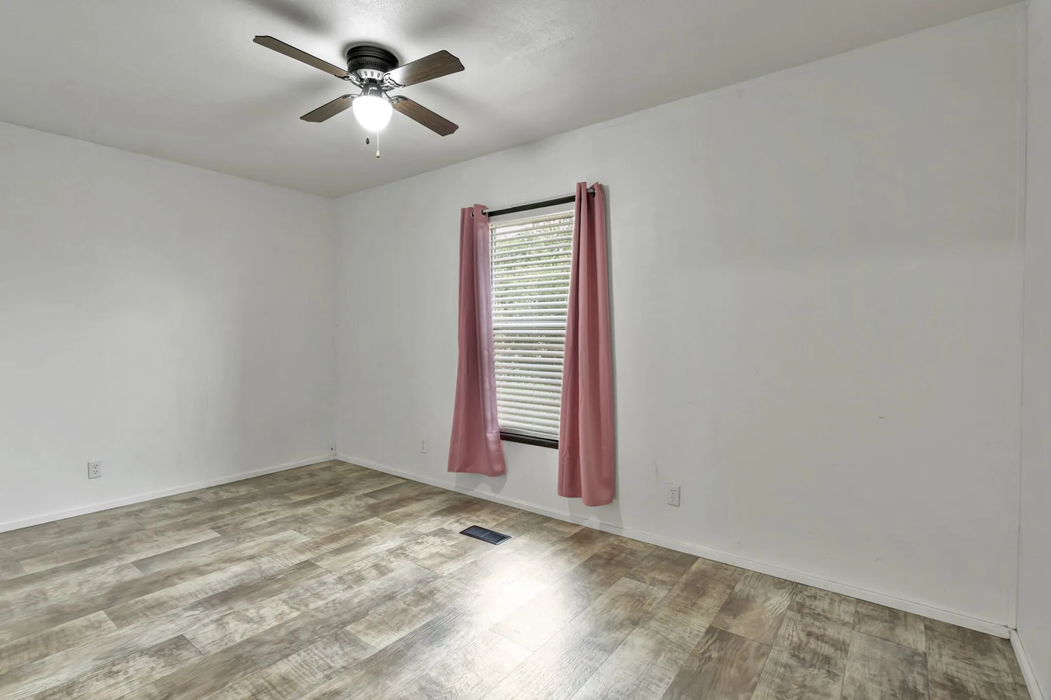 Manufactured Home For Sale in Hood County , 8108 Scenic Ridge Court, Cresson, Texas 76035, 3 Bedroom, 2 Bathroom, Garage spaces, 1,056 Sqft, built in 2018, mls#21373302, Real Estate Agent in Cresson, Homes For Sale in Hood county, Homes For Sale in Cresson, Realtor in Cresson Texas, Real Estate Brokerage Independent Realty Texas, Luminita Cordes Realtor