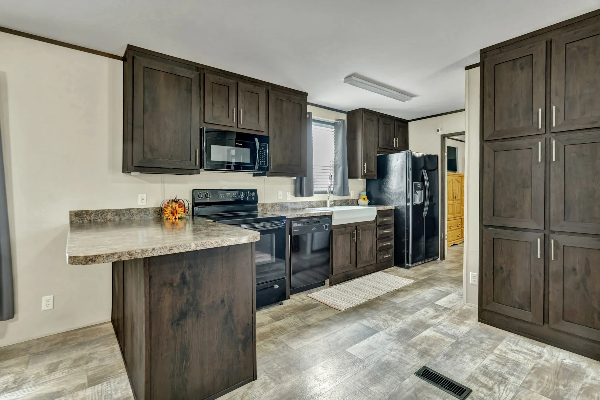 Manufactured Home For Sale in Hood County , 8108 Scenic Ridge Court, Cresson, Texas 76035, 3 Bedroom, 2 Bathroom, Garage spaces, 1,056 Sqft, built in 2018, mls#21373302, Real Estate Agent in Cresson, Homes For Sale in Hood county, Homes For Sale in Cresson, Realtor in Cresson Texas, Real Estate Brokerage Independent Realty Texas, Luminita Cordes Realtor