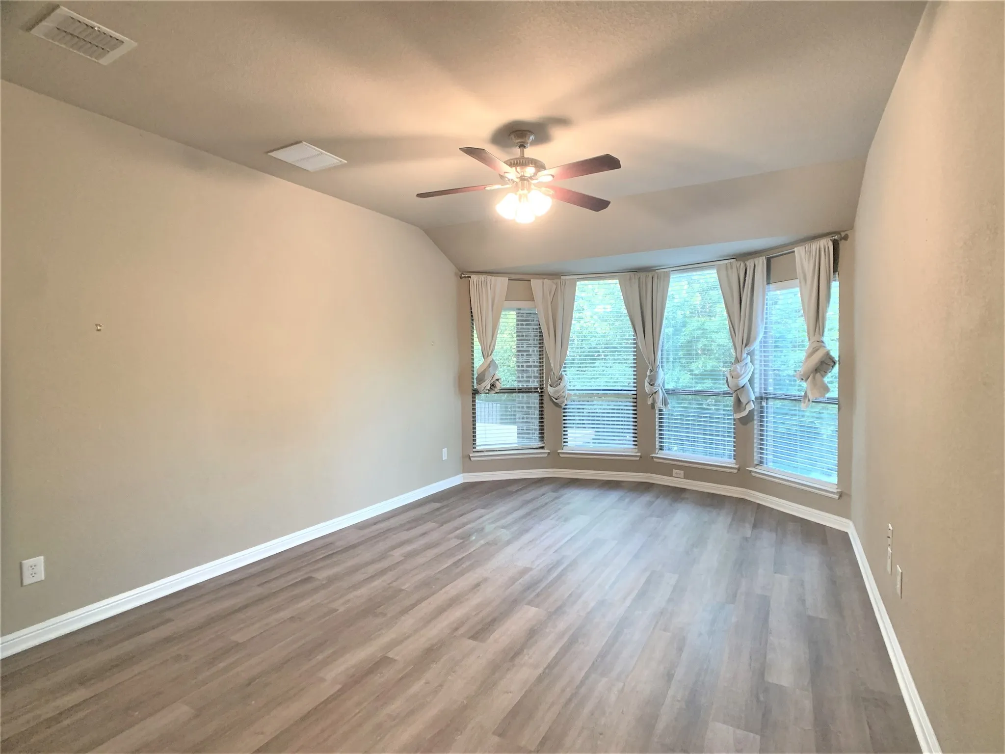 Single Family Residence For Rent in Collin County , 3102 Whispering Pine Boulevard, Melissa, Texas 75454, 3 Bedroom, 2 Bathroom, 2 Garage spaces, 1,718 Sqft, built in 2013, mls#21376891, Real Estate Agent in Melissa, Homes For Rent in Collin county, Homes For Rent in Melissa, Realtor in Melissa Texas, Real Estate Brokerage Independent Realty Texas, Luminita Cordes Realtor