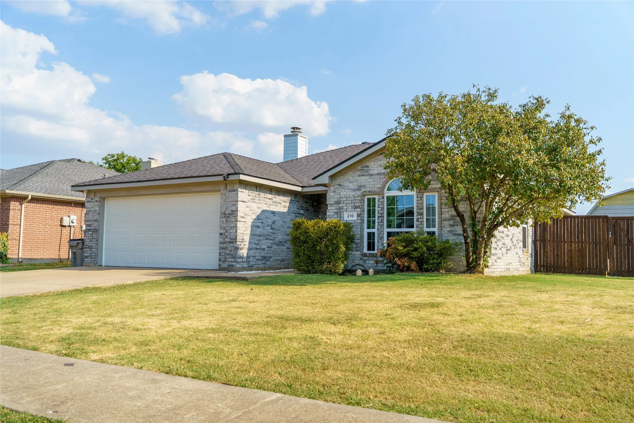 Single Family Residence For Sale in Collin County , 210 Lake Wichita Drive, Wylie, Texas 75098, 3 Bedroom, 2 Bathroom, 2 Garage spaces, 1,234 Sqft, built in 2001, mls#21376939, Real Estate Agent in Wylie, Homes For Sale in Collin county, Homes For Sale in Wylie, Realtor in Wylie Texas, Real Estate Brokerage Independent Realty Texas, Luminita Cordes Realtor