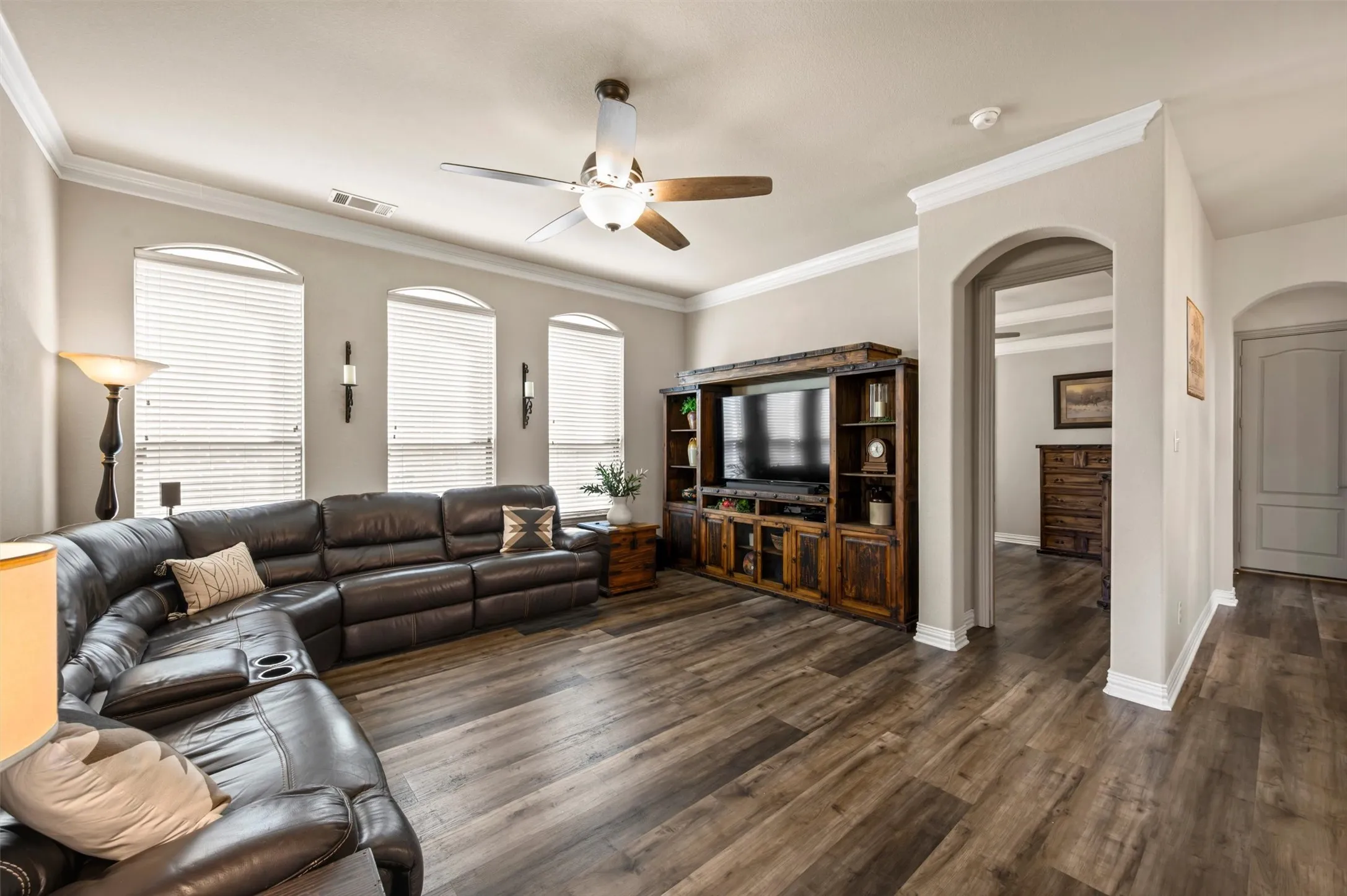 Single Family Residence For Sale in Denton County , 1480 Bristol Lane, Lewisville, Texas 75077, 3 Bedroom, 3 Bathroom, 2 Garage spaces, 2,386 Sqft, built in 2006, mls#21375759, Real Estate Agent in Lewisville, Homes For Sale in Denton county, Homes For Sale in Lewisville, Realtor in Lewisville Texas, Real Estate Brokerage Independent Realty Texas, Luminita Cordes Realtor