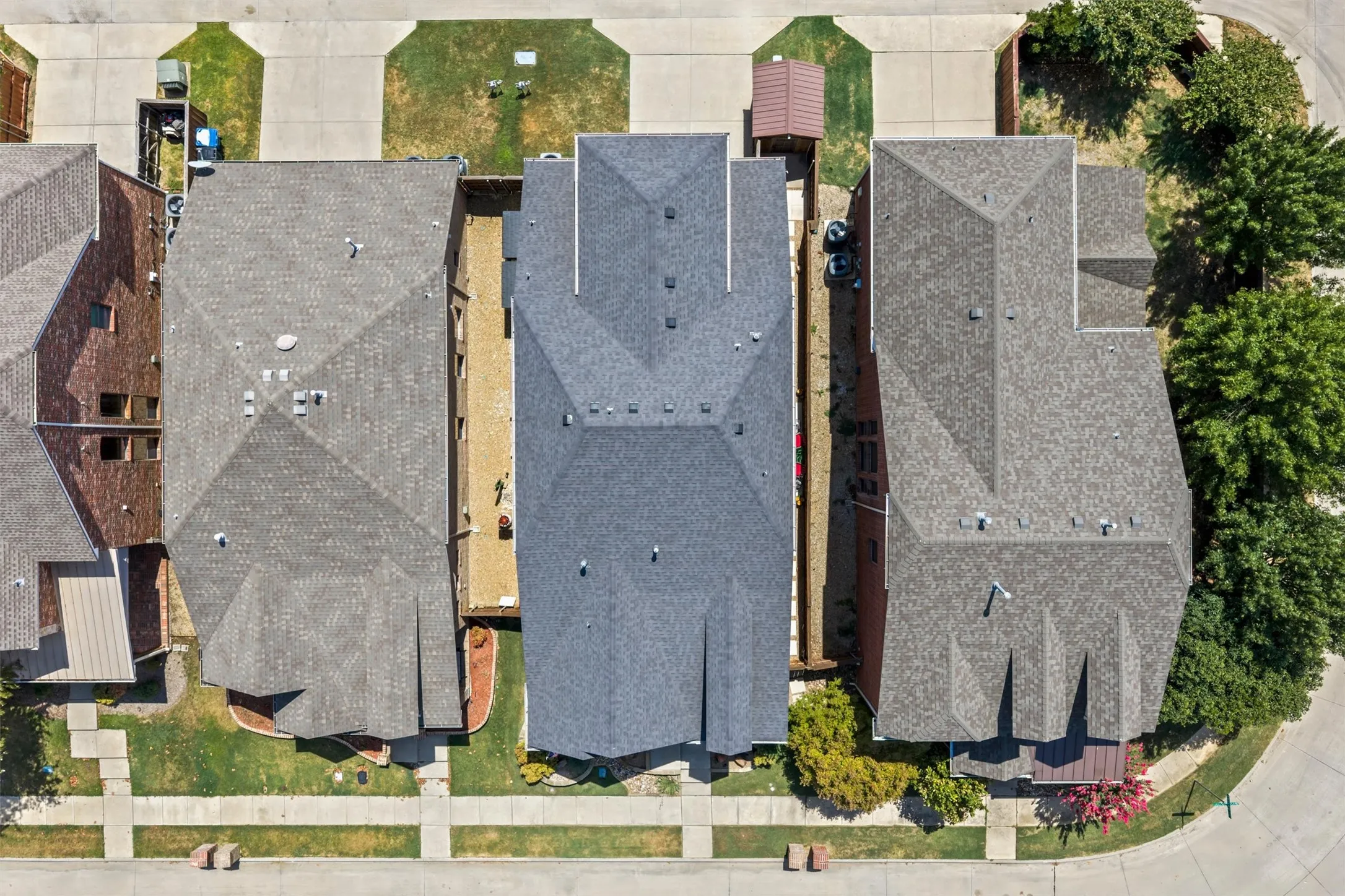Single Family Residence For Sale in Denton County , 1480 Bristol Lane, Lewisville, Texas 75077, 3 Bedroom, 3 Bathroom, 2 Garage spaces, 2,386 Sqft, built in 2006, mls#21375759, Real Estate Agent in Lewisville, Homes For Sale in Denton county, Homes For Sale in Lewisville, Realtor in Lewisville Texas, Real Estate Brokerage Independent Realty Texas, Luminita Cordes Realtor