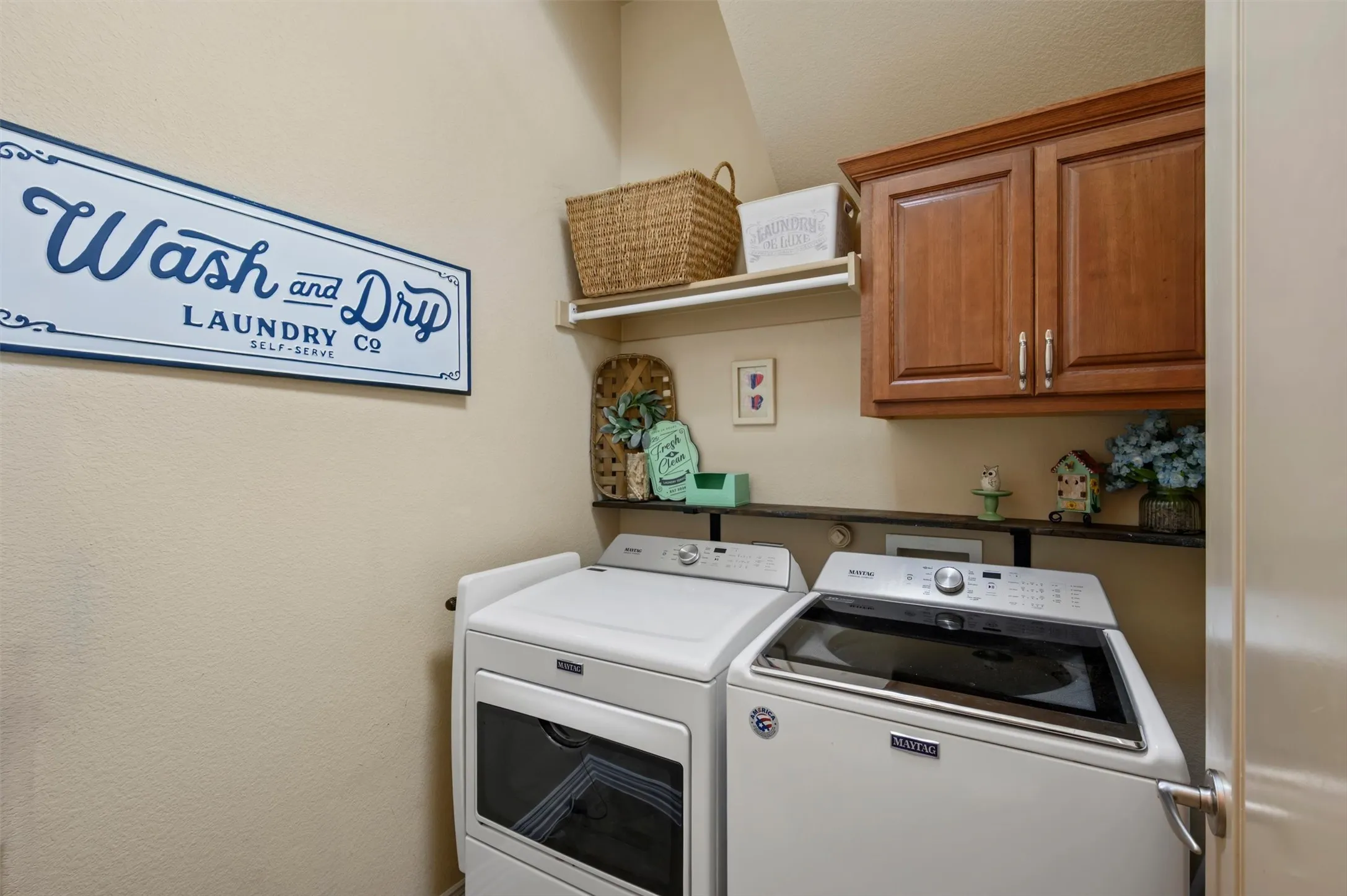 Single Family Residence For Sale in Denton County , 1480 Bristol Lane, Lewisville, Texas 75077, 3 Bedroom, 3 Bathroom, 2 Garage spaces, 2,386 Sqft, built in 2006, mls#21375759, Real Estate Agent in Lewisville, Homes For Sale in Denton county, Homes For Sale in Lewisville, Realtor in Lewisville Texas, Real Estate Brokerage Independent Realty Texas, Luminita Cordes Realtor