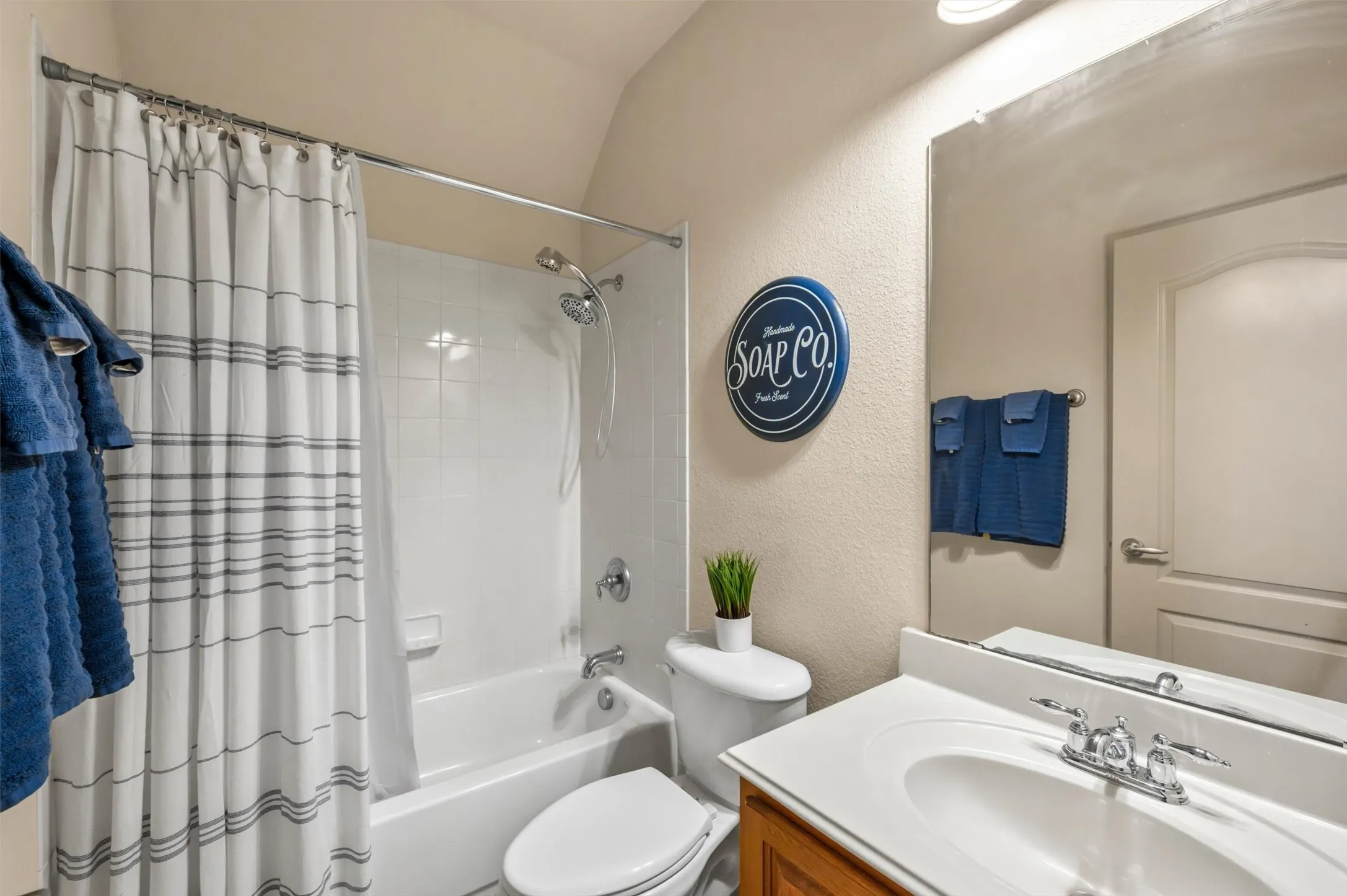 Single Family Residence For Sale in Denton County , 1480 Bristol Lane, Lewisville, Texas 75077, 3 Bedroom, 3 Bathroom, 2 Garage spaces, 2,386 Sqft, built in 2006, mls#21375759, Real Estate Agent in Lewisville, Homes For Sale in Denton county, Homes For Sale in Lewisville, Realtor in Lewisville Texas, Real Estate Brokerage Independent Realty Texas, Luminita Cordes Realtor