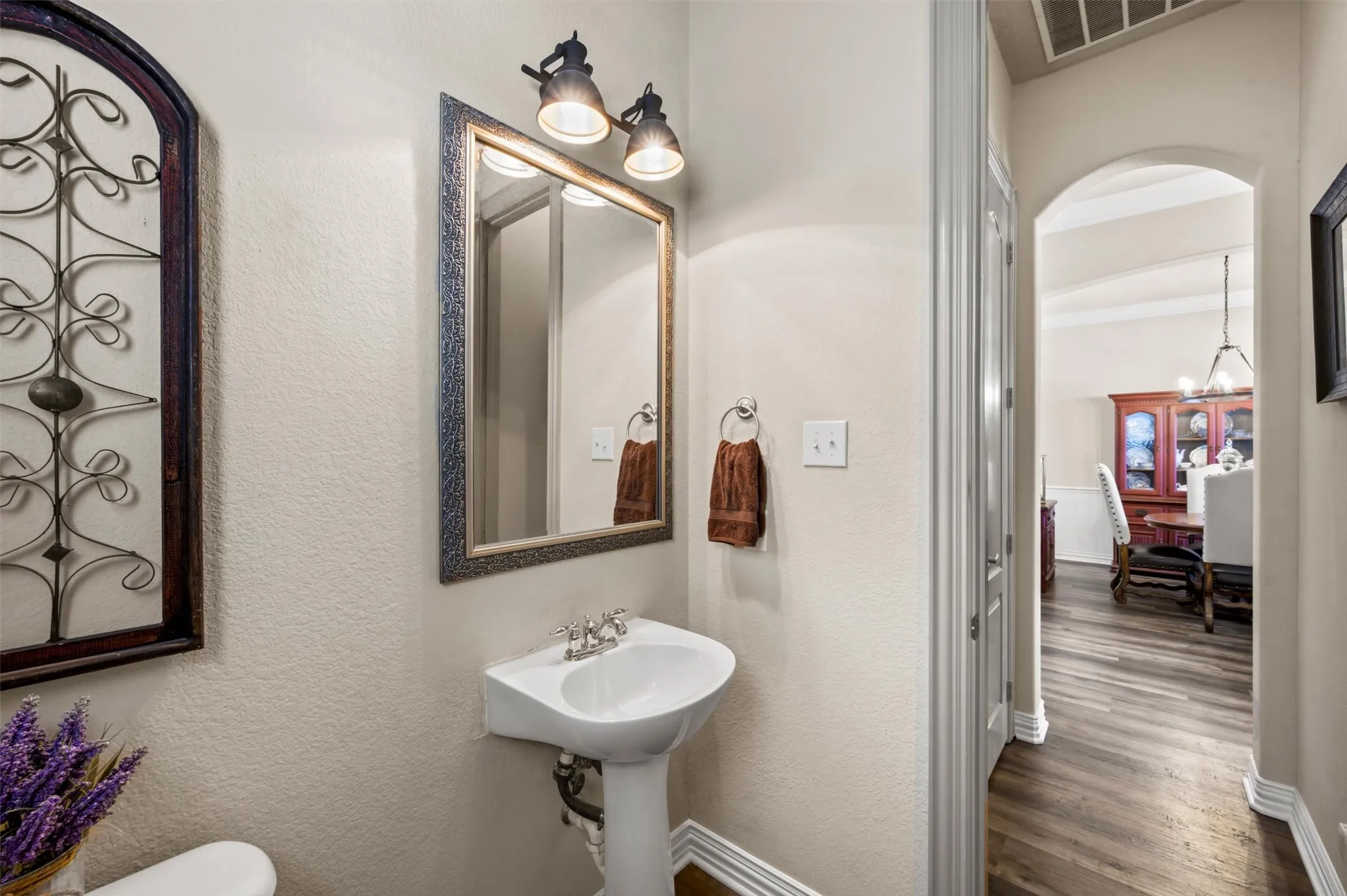 Single Family Residence For Sale in Denton County , 1480 Bristol Lane, Lewisville, Texas 75077, 3 Bedroom, 3 Bathroom, 2 Garage spaces, 2,386 Sqft, built in 2006, mls#21375759, Real Estate Agent in Lewisville, Homes For Sale in Denton county, Homes For Sale in Lewisville, Realtor in Lewisville Texas, Real Estate Brokerage Independent Realty Texas, Luminita Cordes Realtor