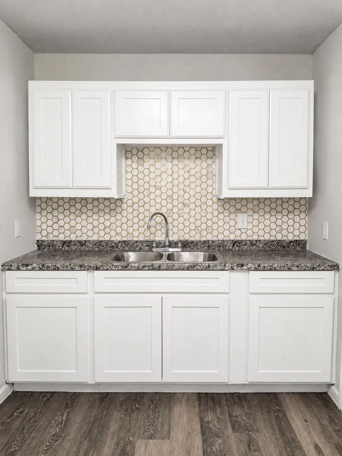 Single Family Residence For Sale in Tarrant County , 2801 Burchill Road S, Fort Worth, Texas 76105, 2 Bedroom, 1 Bathroom, 1 Garage spaces, 710 Sqft, built in 1948, mls#21376941, Real Estate Agent in Fort Worth, Homes For Sale in Tarrant county, Homes For Sale in Fort Worth, Realtor in Fort Worth Texas, Real Estate Brokerage Independent Realty Texas, Luminita Cordes Realtor