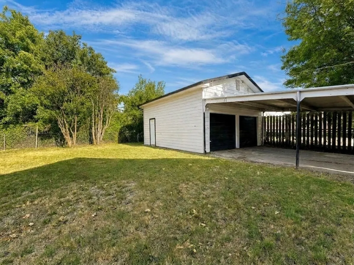 Single Family Residence For Sale in Grayson County , 1601 S Travis Street, Sherman, Texas 75090, 3 Bedroom, 2 Bathroom, 2 Garage spaces, 1,326 Sqft, built in 1910, mls#21373767, Real Estate Agent in Sherman, Homes For Sale in Grayson county, Homes For Sale in Sherman, Realtor in Sherman Texas, Real Estate Brokerage Independent Realty Texas, Luminita Cordes Realtor