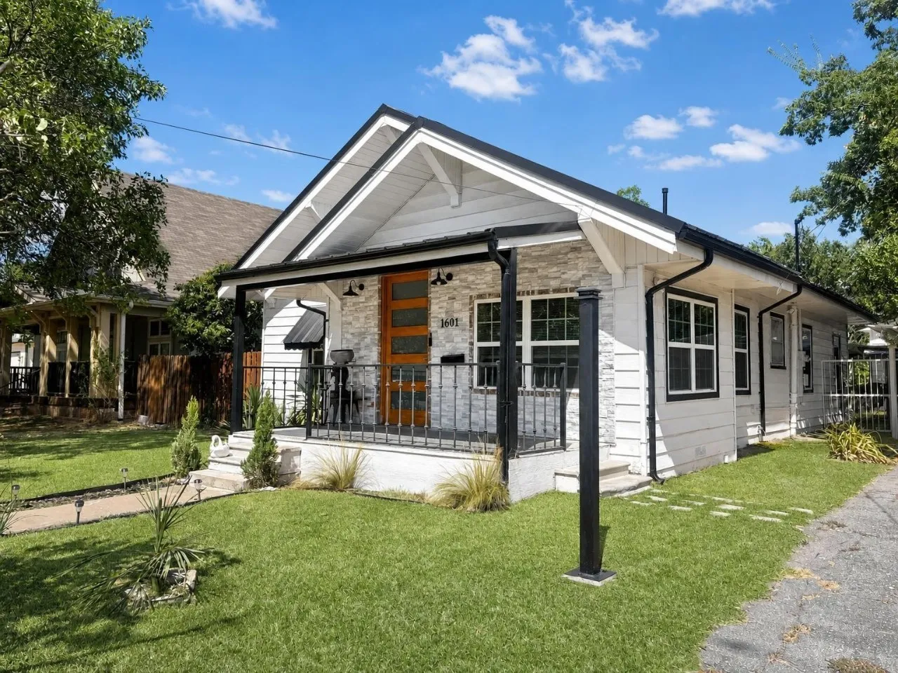 Single Family Residence For Sale in Grayson County , 1601 S Travis Street, Sherman, Texas 75090, 3 Bedroom, 2 Bathroom, 2 Garage spaces, 1,326 Sqft, built in 1910, mls#21373767, Real Estate Agent in Sherman, Homes For Sale in Grayson county, Homes For Sale in Sherman, Realtor in Sherman Texas, Real Estate Brokerage Independent Realty Texas, Luminita Cordes Realtor