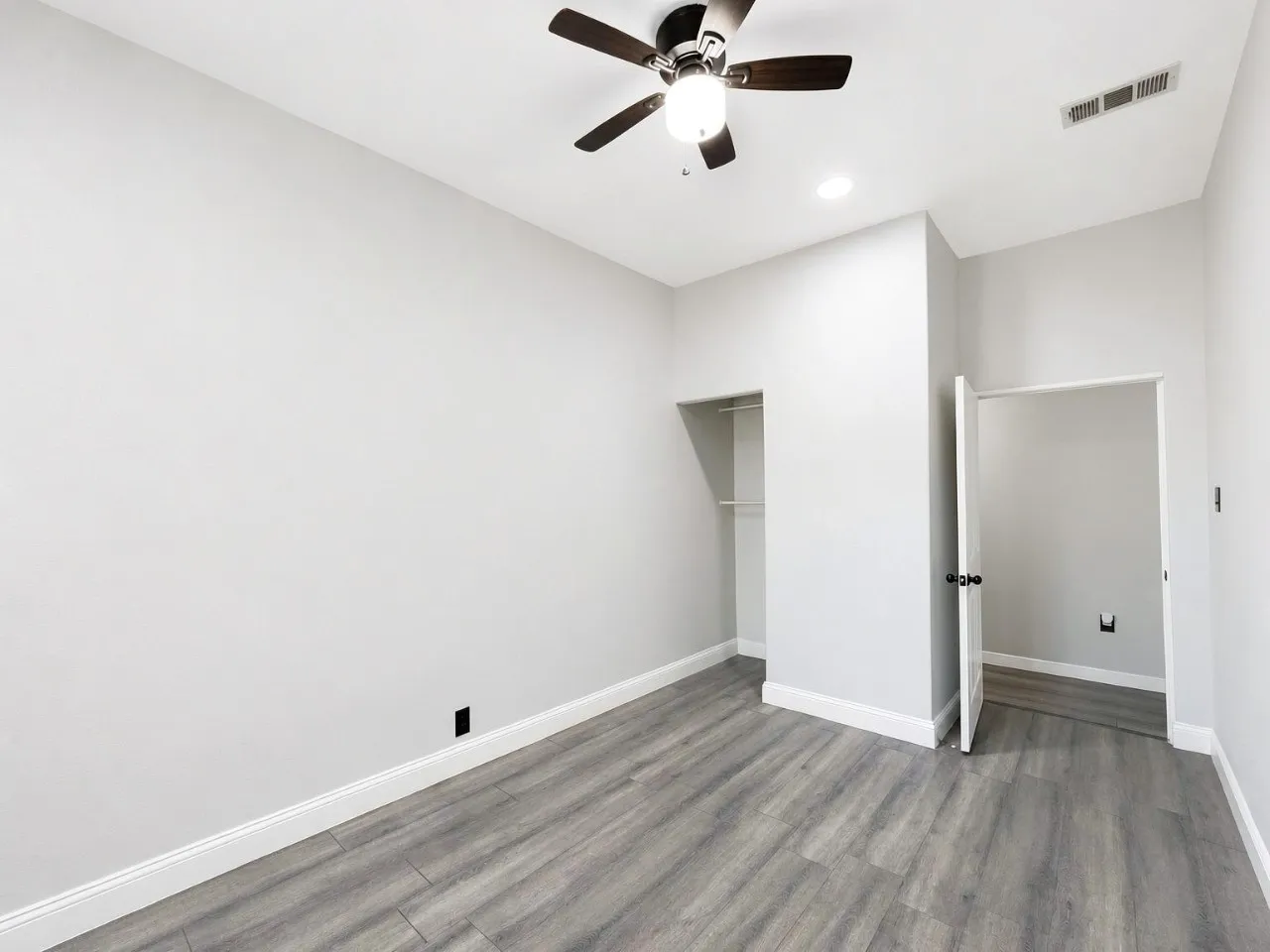 Single Family Residence For Sale in Grayson County , 1601 S Travis Street, Sherman, Texas 75090, 3 Bedroom, 2 Bathroom, 2 Garage spaces, 1,326 Sqft, built in 1910, mls#21373767, Real Estate Agent in Sherman, Homes For Sale in Grayson county, Homes For Sale in Sherman, Realtor in Sherman Texas, Real Estate Brokerage Independent Realty Texas, Luminita Cordes Realtor