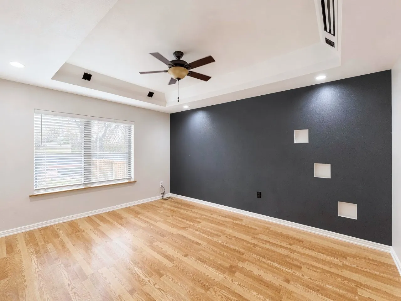 Single Family Residence For Sale in Grayson County , 1601 S Travis Street, Sherman, Texas 75090, 3 Bedroom, 2 Bathroom, 2 Garage spaces, 1,326 Sqft, built in 1910, mls#21373767, Real Estate Agent in Sherman, Homes For Sale in Grayson county, Homes For Sale in Sherman, Realtor in Sherman Texas, Real Estate Brokerage Independent Realty Texas, Luminita Cordes Realtor
