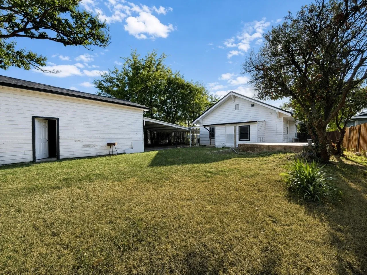 Single Family Residence For Sale in Grayson County , 1601 S Travis Street, Sherman, Texas 75090, 3 Bedroom, 2 Bathroom, 2 Garage spaces, 1,326 Sqft, built in 1910, mls#21373767, Real Estate Agent in Sherman, Homes For Sale in Grayson county, Homes For Sale in Sherman, Realtor in Sherman Texas, Real Estate Brokerage Independent Realty Texas, Luminita Cordes Realtor